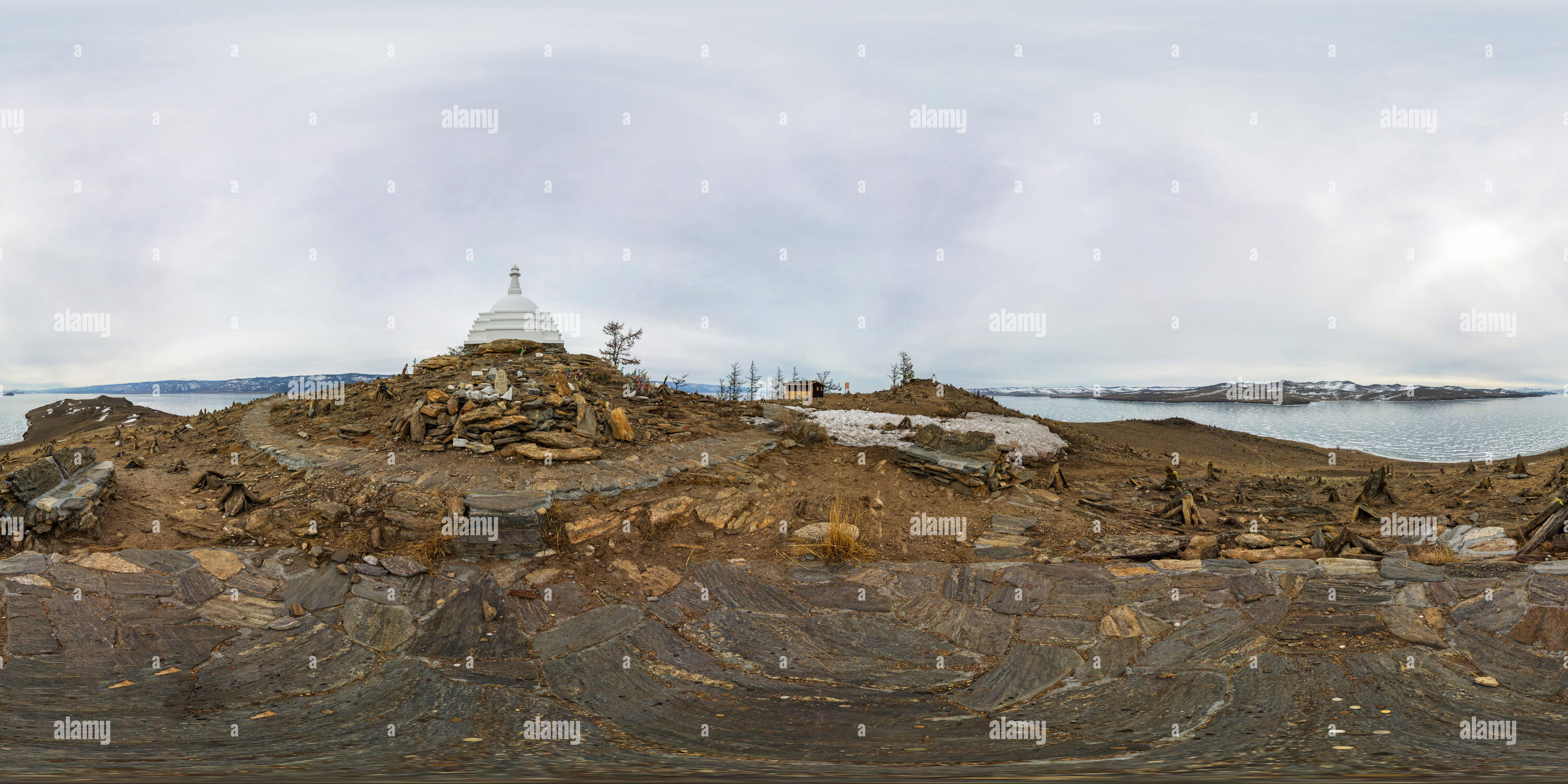Visualizzazione panoramica a 360 gradi di Panorama sferica 360 gradi 180 stupa buddisti di illuminismo Ogoy su di un isola del lago Baikal. vr contenuto.