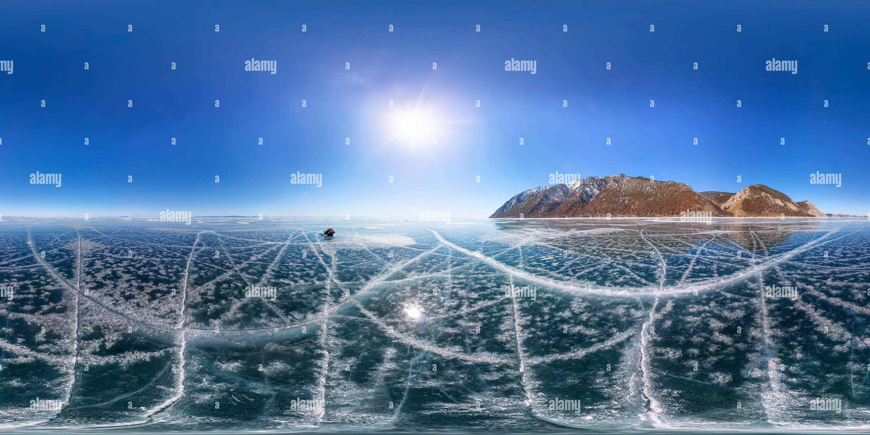 Visualizzazione panoramica a 360 gradi di Crepe sul ghiaccio liscio lago Baikal. 360 sferica 180 panorama VR.