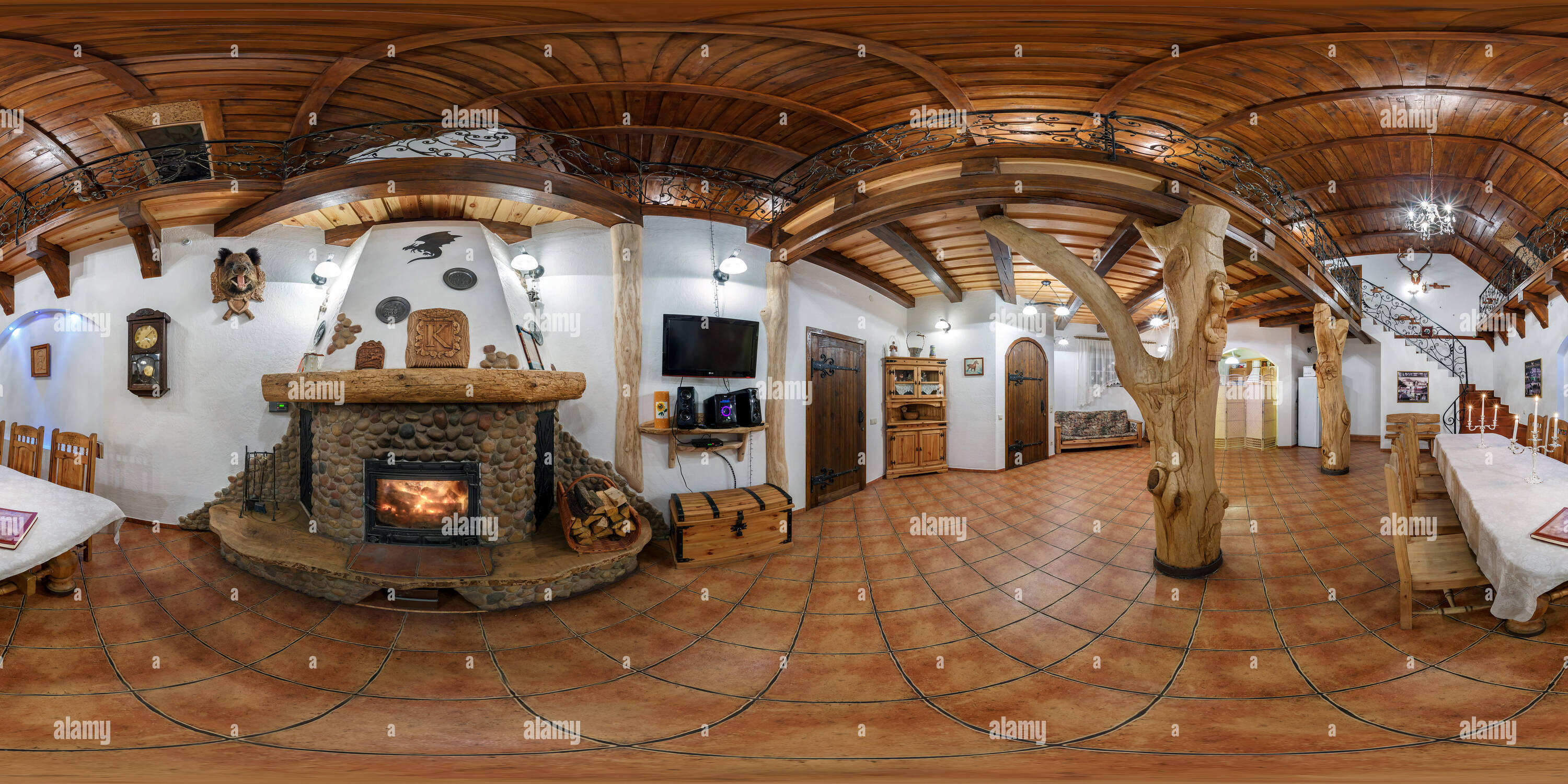 Visualizzazione panoramica a 360 gradi di GRODNO, Bielorussia - Novembre 14, 2013: 360 gradi nel panorama equirettangolare equidistanti proiezione sferica in interier vecchio castello vintage kitch