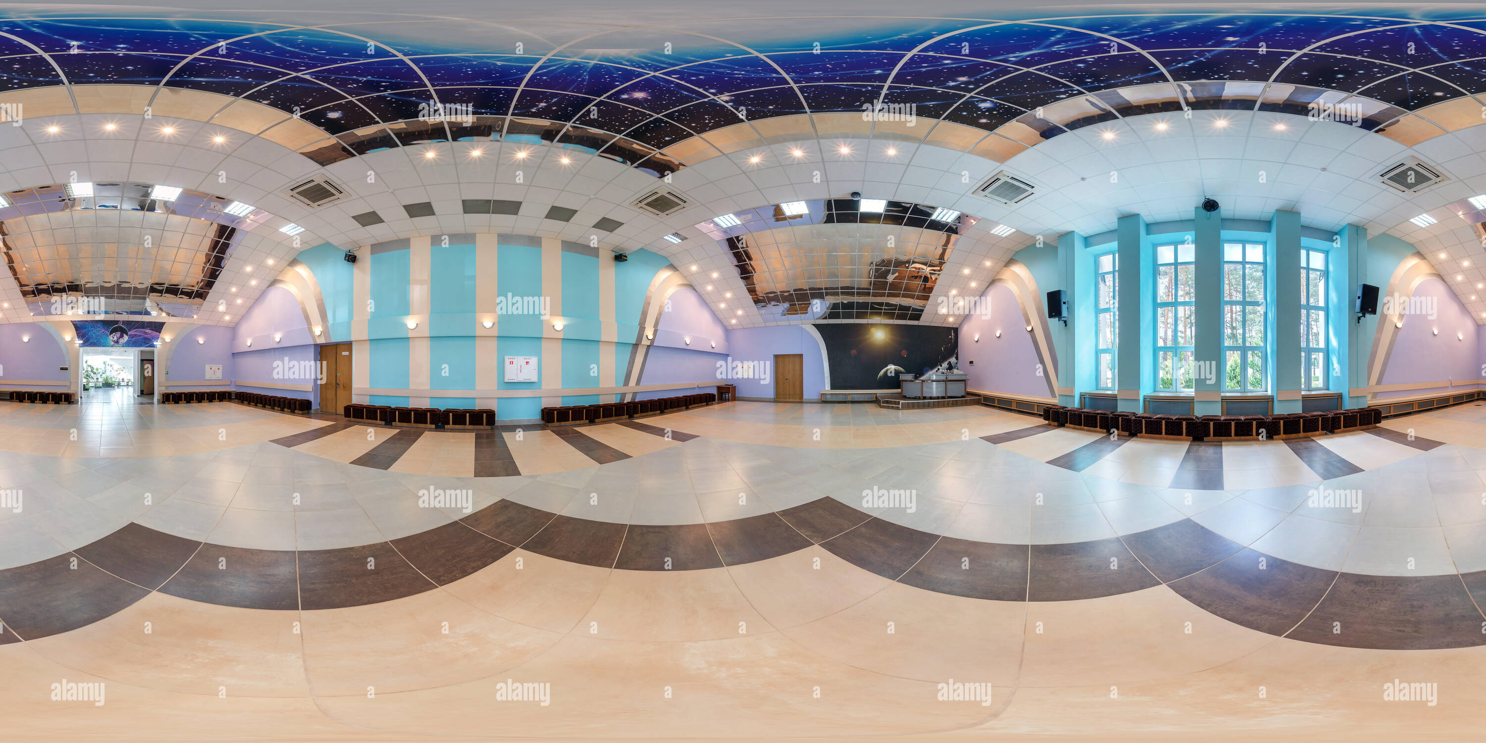 Visualizzazione panoramica a 360 gradi di GRODNO, Bielorussia - Agosto 15, 2013: arredamento moderno di discoteca dance hall, 360 panorama equirettangolare equidistanti proiezione sferica, VR cont