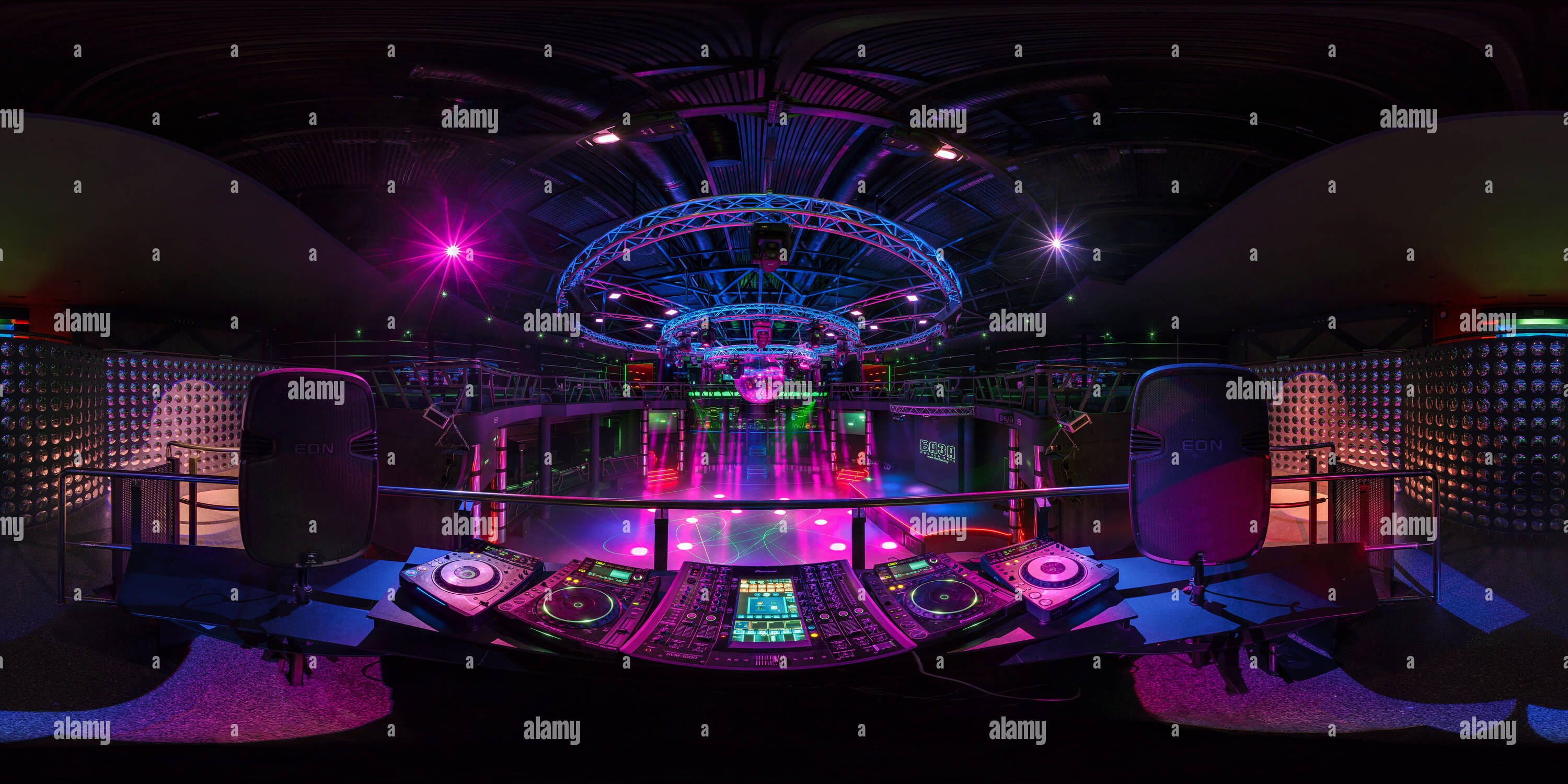 Visualizzazione panoramica a 360 gradi di GRODNO, Bielorussia - 12 Maggio 2013: 360 equirettangolare panorama sferica in eleganti night club BAZA. Grodno, Bielorussia. Ìàó 12, 2013