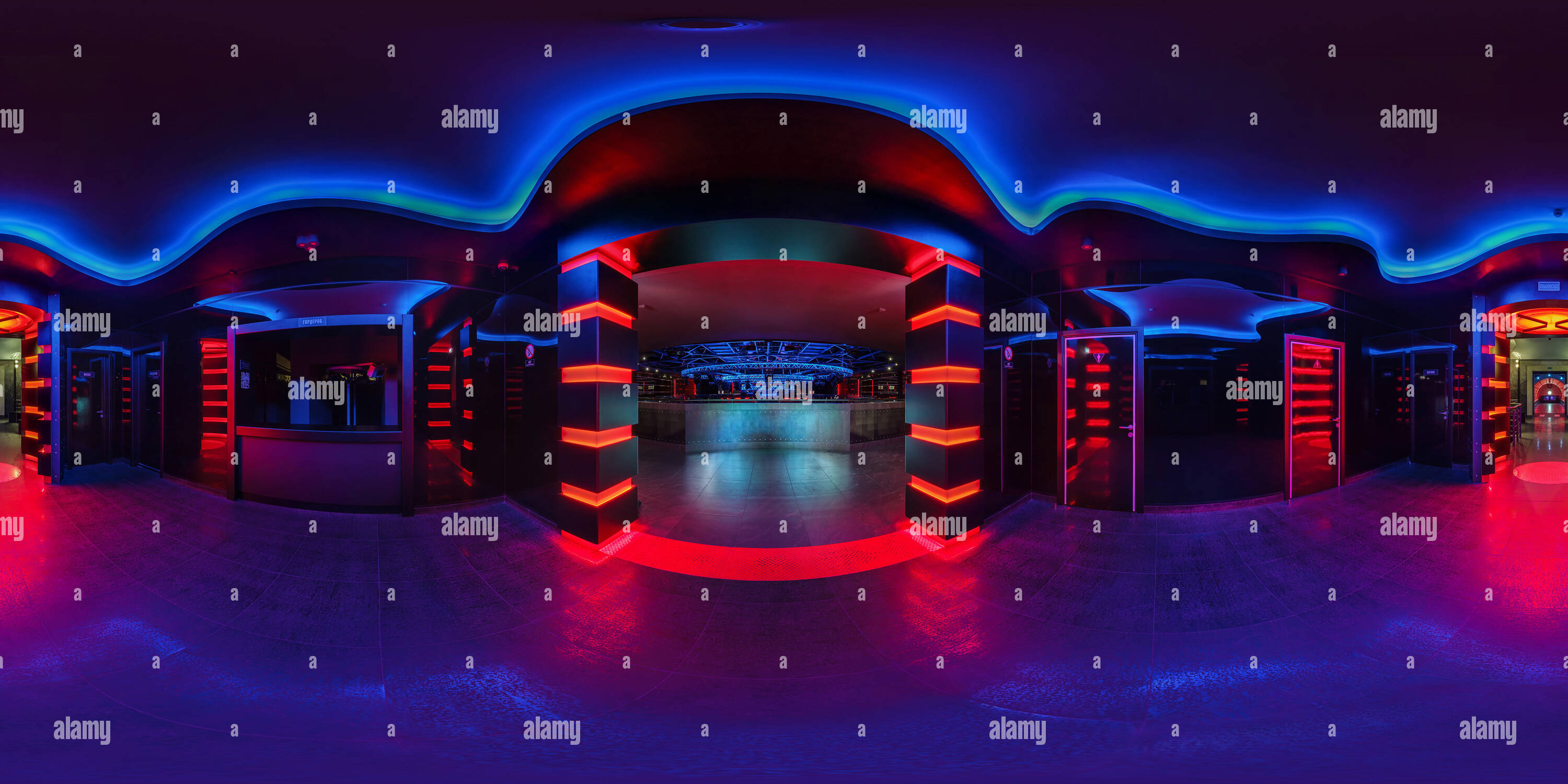 Visualizzazione panoramica a 360 gradi di GRODNO, Bielorussia - 12 Maggio 2013: 360 equirettangolare panorama sferica in eleganti night club BAZA. Grodno, Bielorussia. Ìàó 12, 2013
