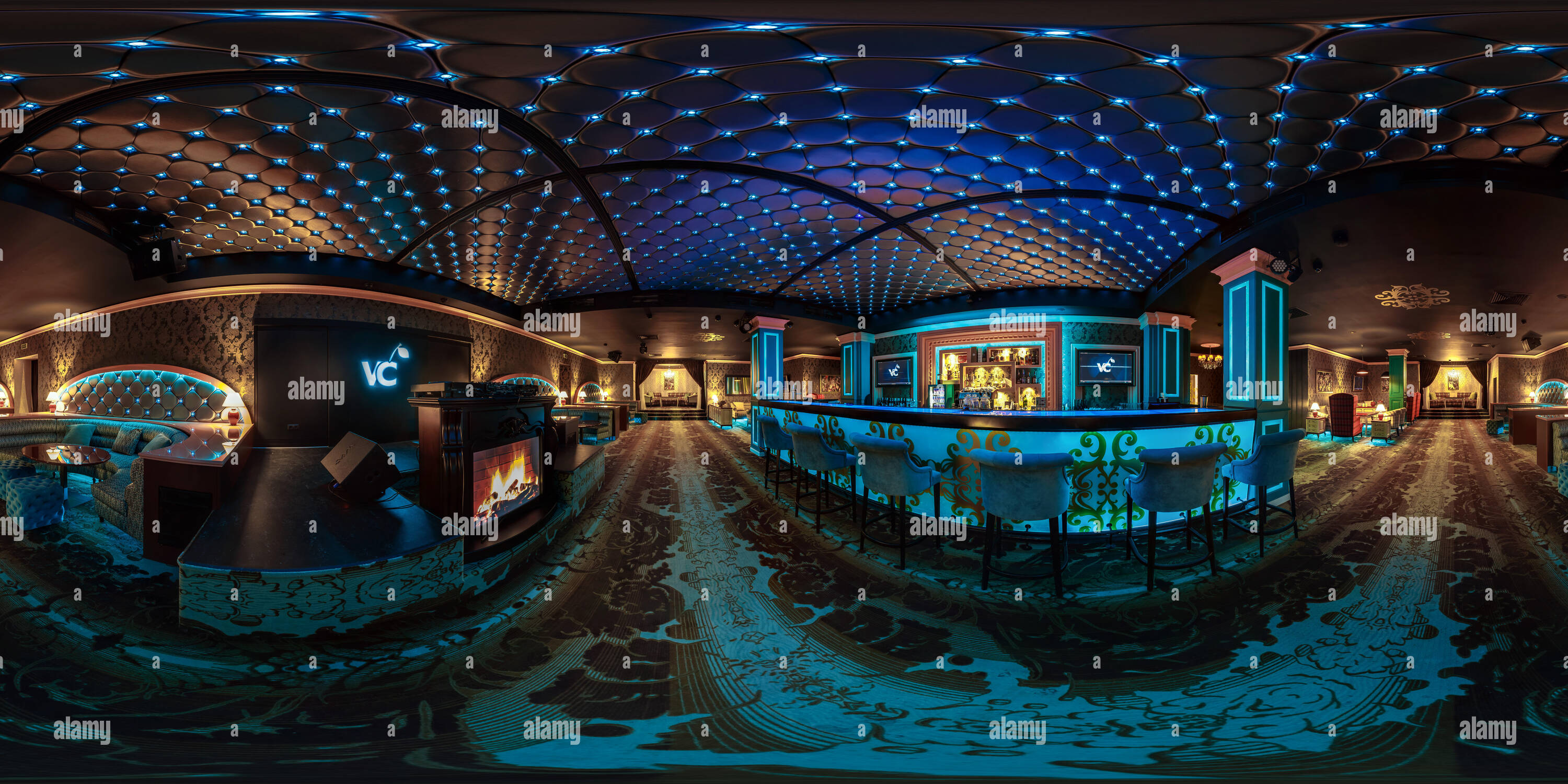 Visualizzazione panoramica a 360 gradi di MINSK, Bielorussia - luglio 1, 2016: 360 panorama equirettangolare proiezione sferica in eleganti night club Victoria Cherry.