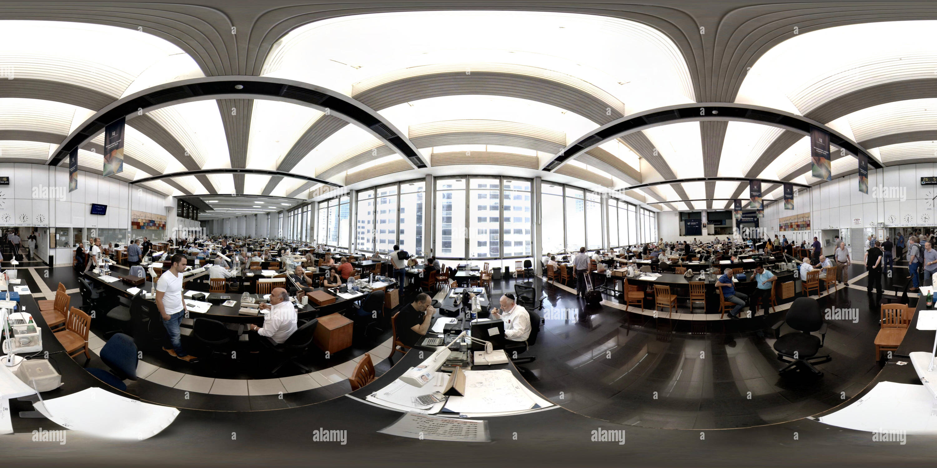 Visualizzazione panoramica a 360 gradi di RAMAT Gan, Israele: israeliana le aziende che espongono le loro merci sul diamante exchange trading floor, il più grande del mondo.