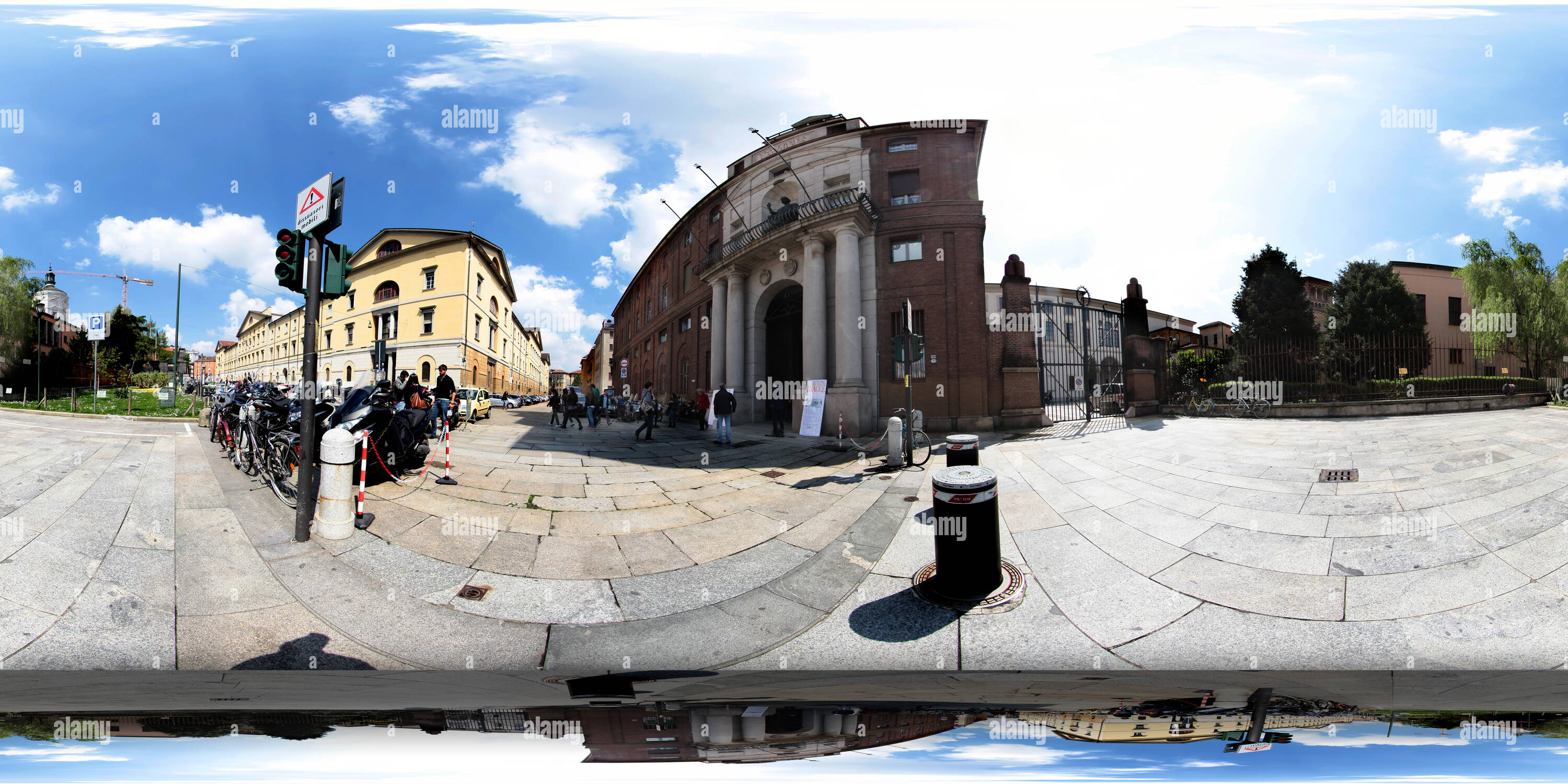 Visualizzazione panoramica a 360 gradi di Entrata Università Cattolica © Cattura