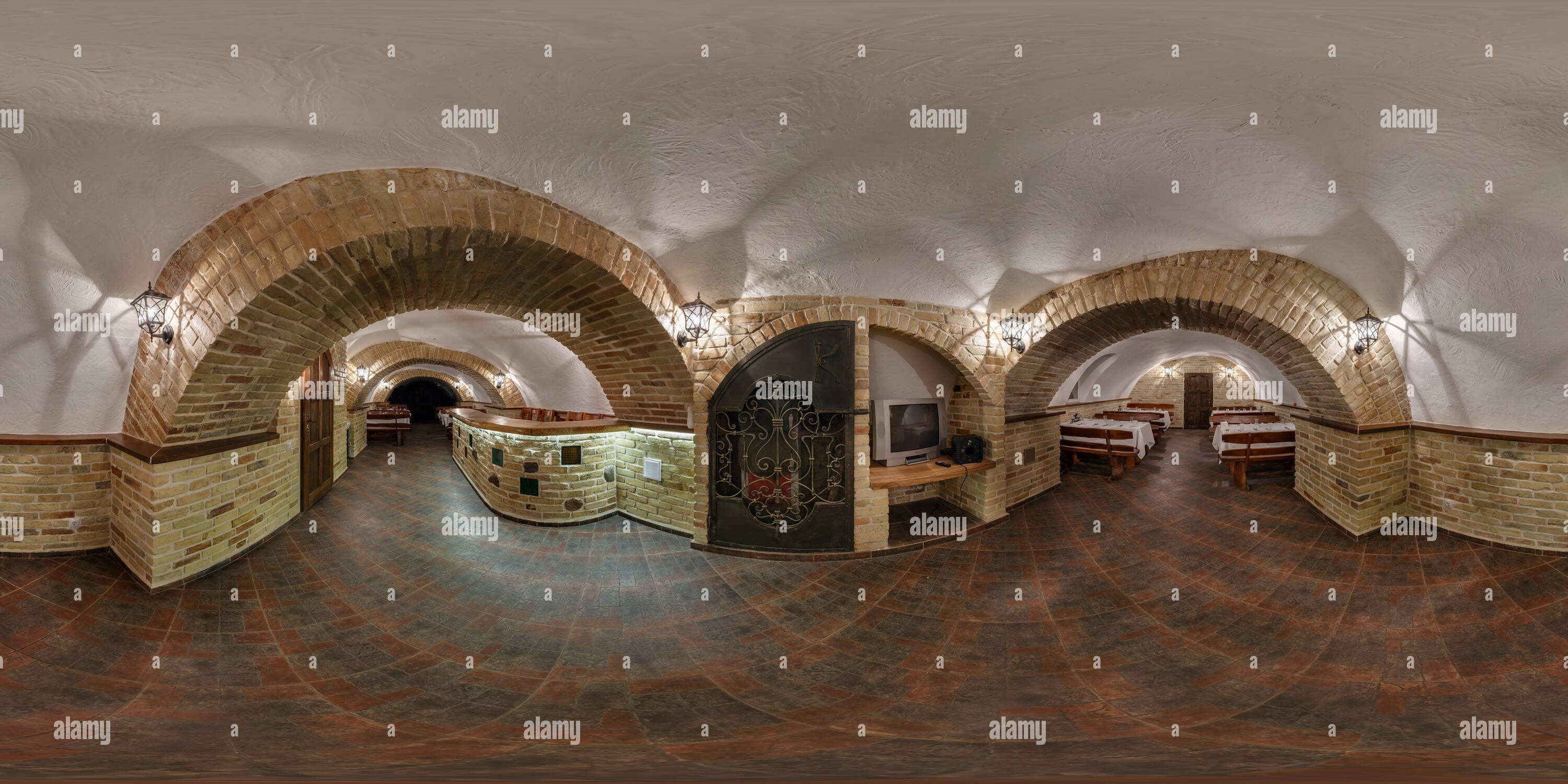 Visualizzazione panoramica a 360 gradi di GRODNO, Bielorussia - Novembre 15, 2013: 360 gradi nel panorama equirettangolare proiezione sferica in vintage vecchio castello seminterrato per banket hall,