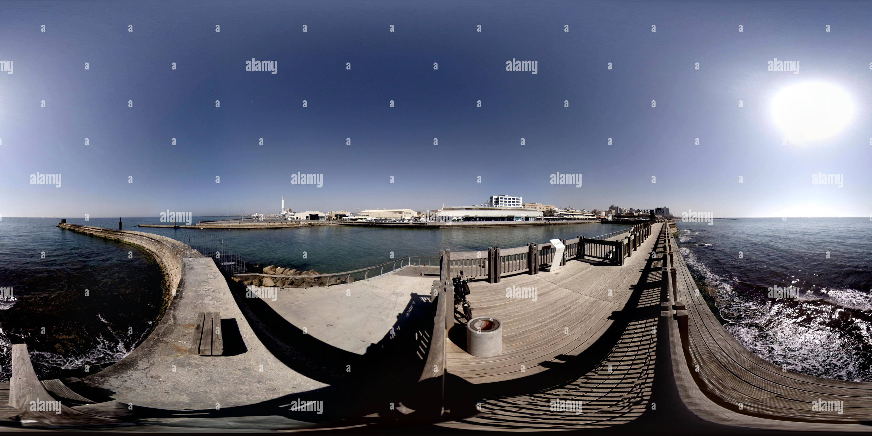 Visualizzazione panoramica a 360 gradi di Namal Tel Aviv, il Tel Aviv Port è stato recentemente restaurato e oggi è uno dei luoghi più in voga in città. Durante il giorno il caffè e negozi host