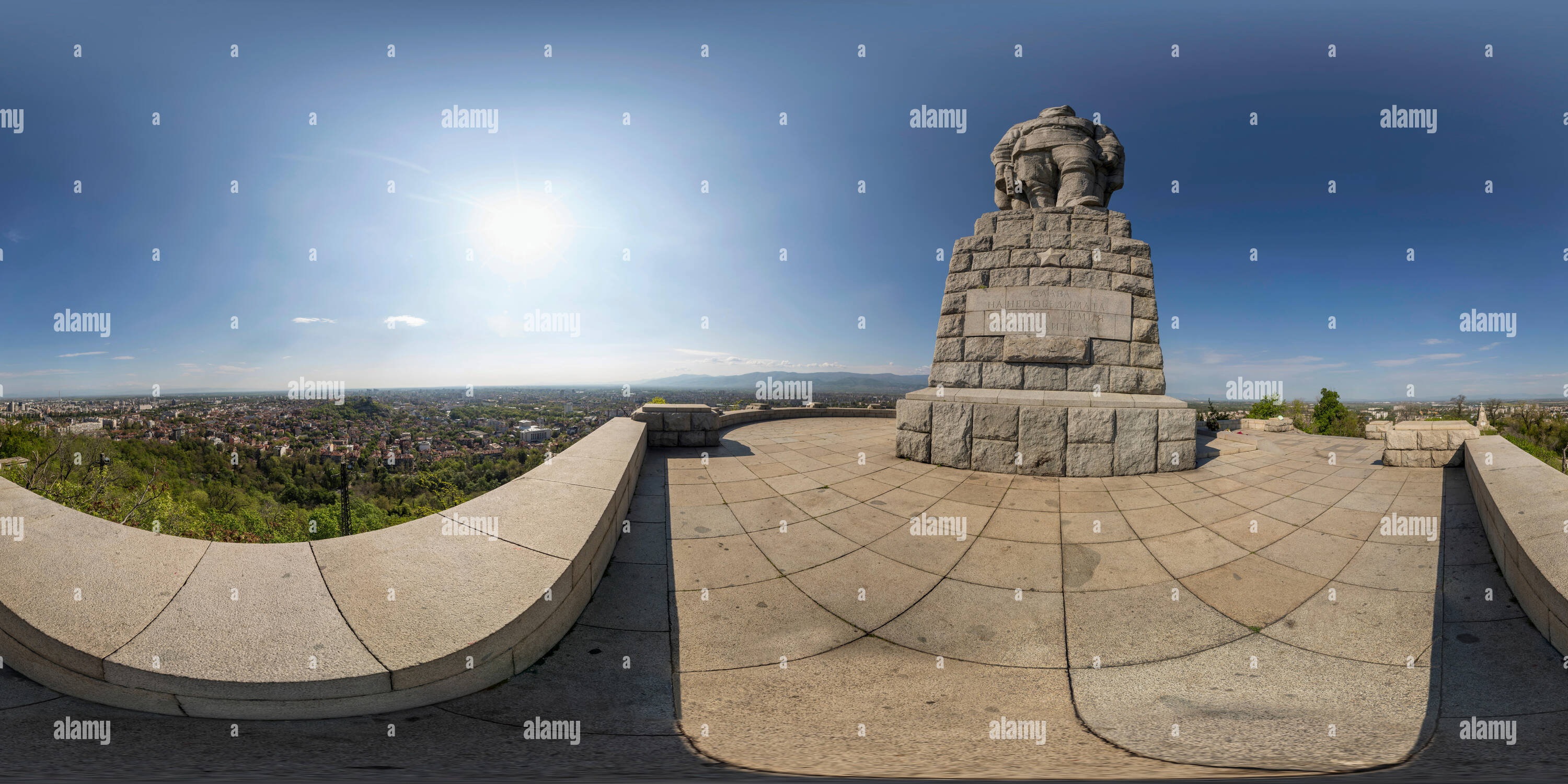 Visualizzazione panoramica a 360 gradi di 380 da 180 gradi panorama sferico nella parte superiore della collina Bunardzhika in Plovdiv, Bulgaria - dove il monumento chiamato Alyosha si trova.