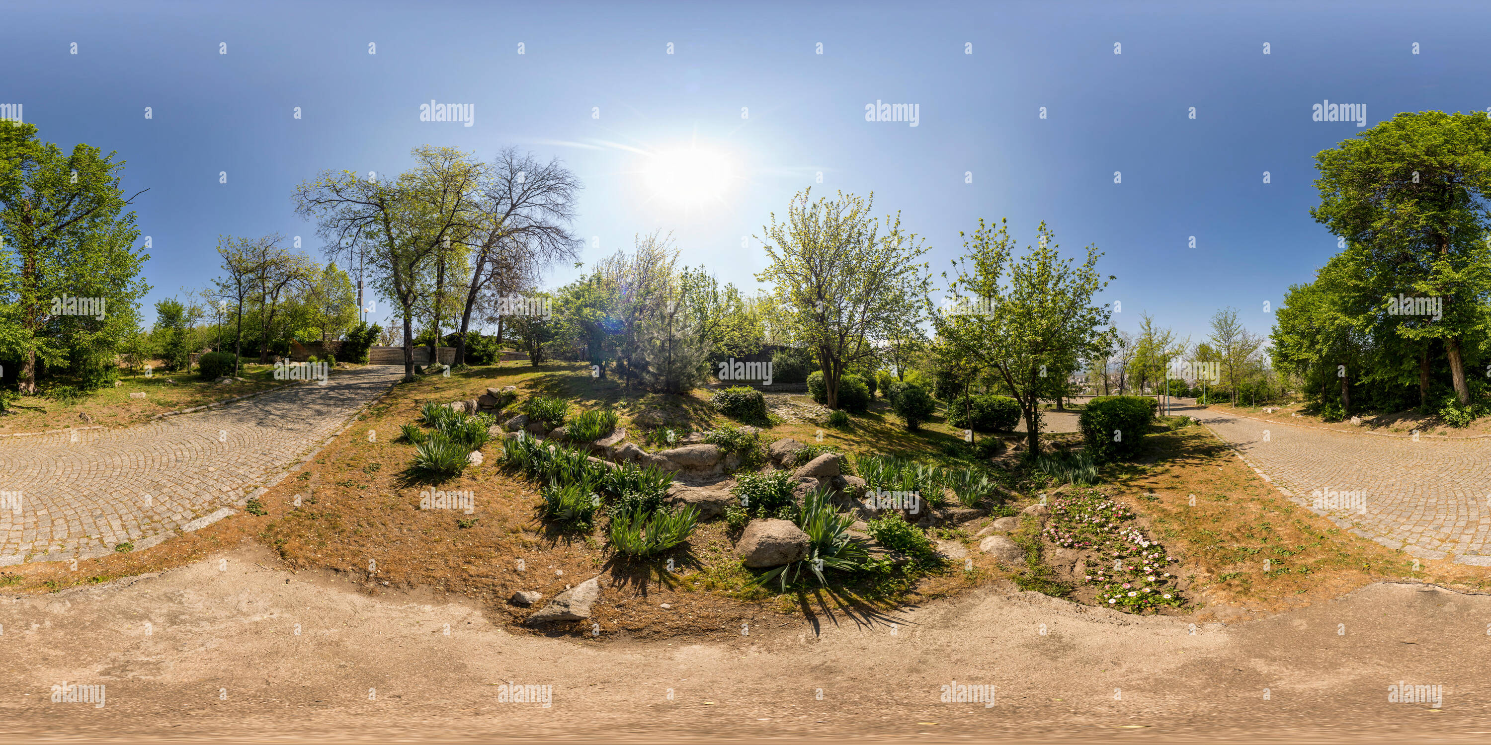 Visualizzazione panoramica a 360 gradi di 380 da 180 gradi panorama sferica del piccolo giardino sulla sommità della collina Bunardzhika a Plovdiv, in Bulgaria.