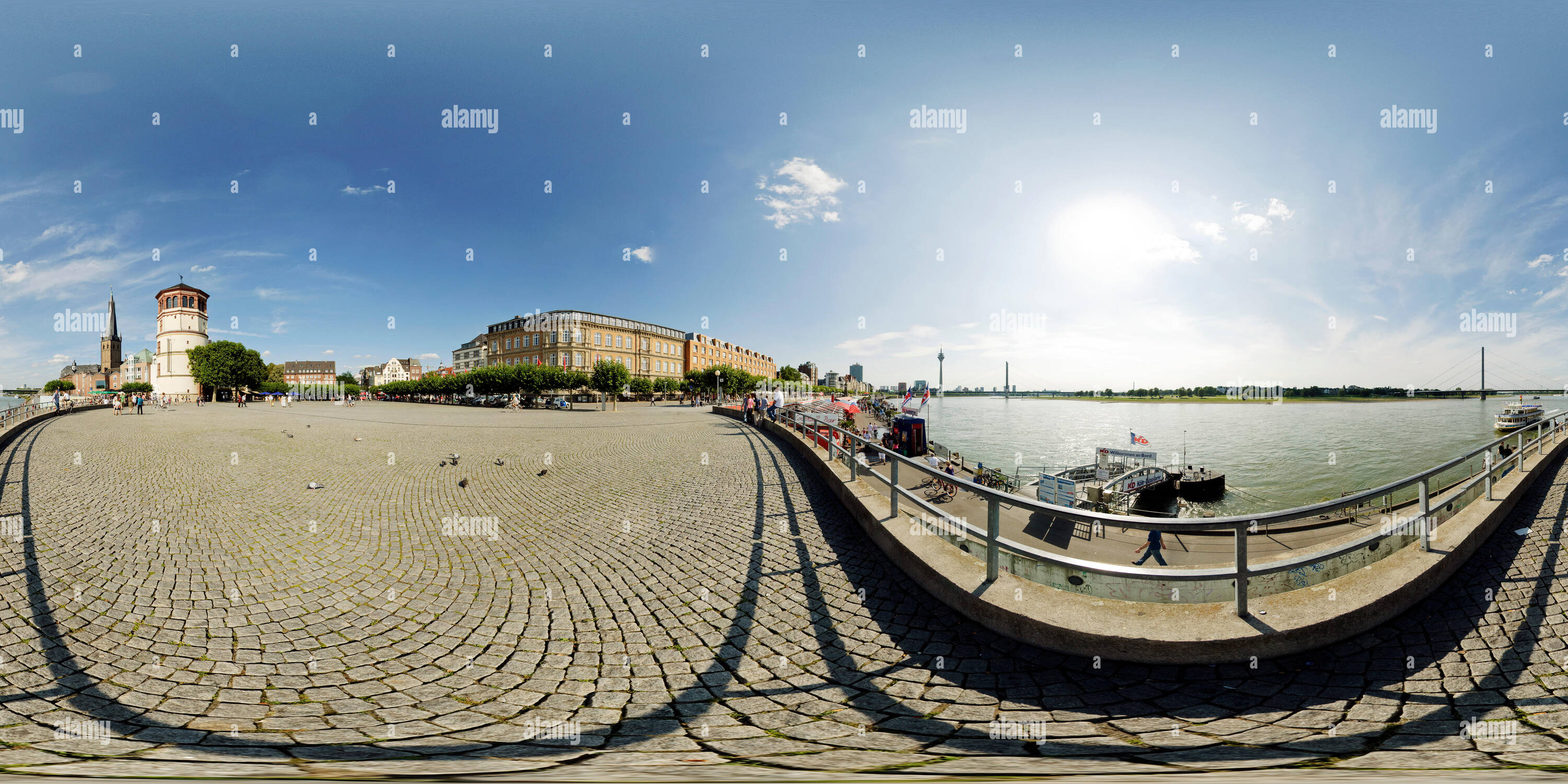 Visualizzazione panoramica a 360 gradi di Burgplatz nella città vecchia di Düsseldorf, NRW, Germania