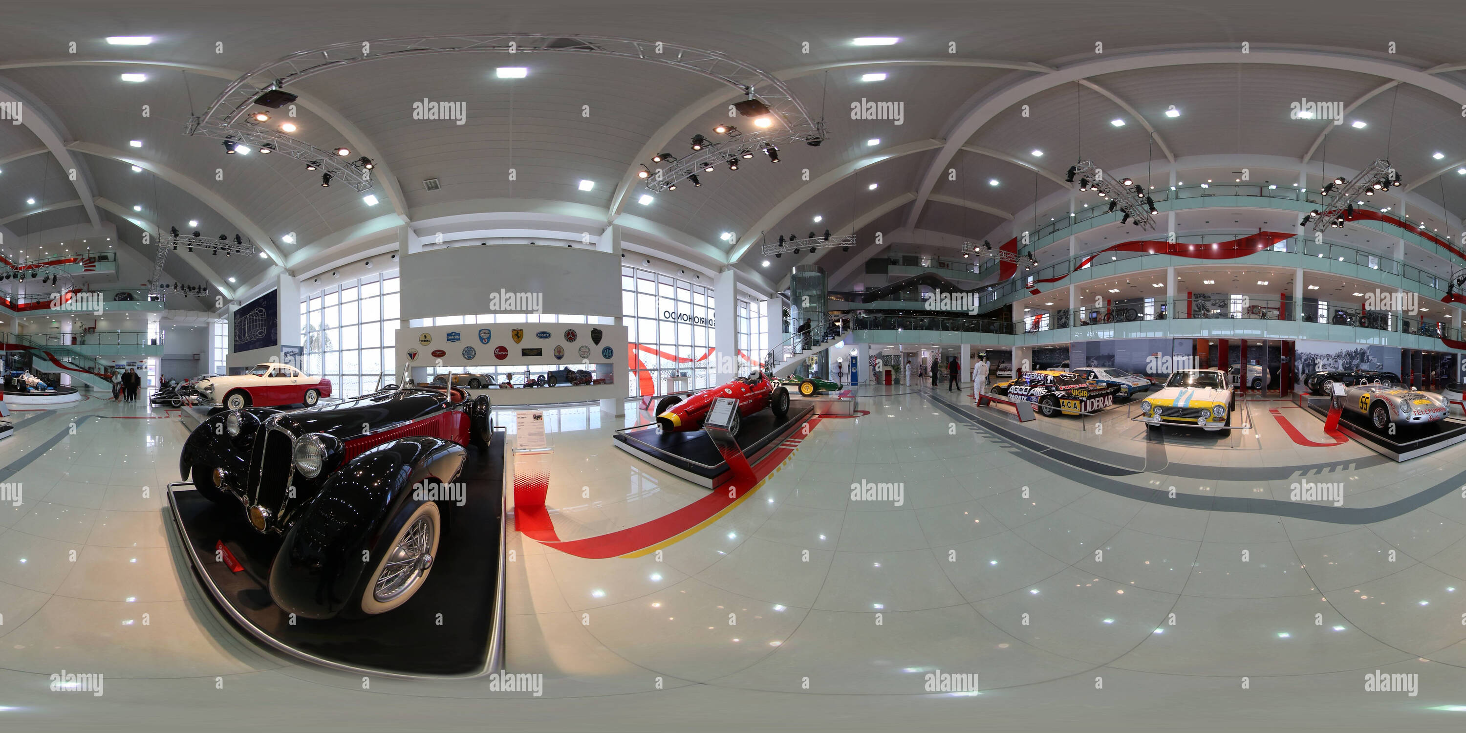 Visualizzazione panoramica a 360 gradi di MUSEO DEL AUTOMOVIL EN TERMAS DE RIO HONDO