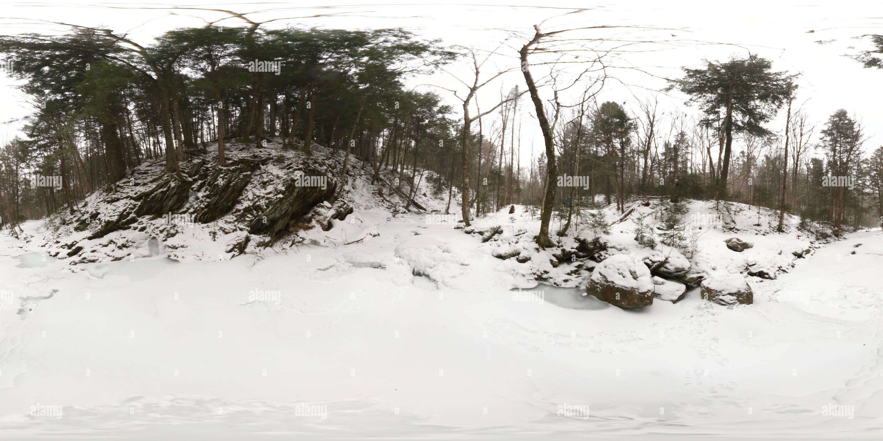 Visualizzazione panoramica a 360 gradi di Attraversamento di Clark Brook in inverno