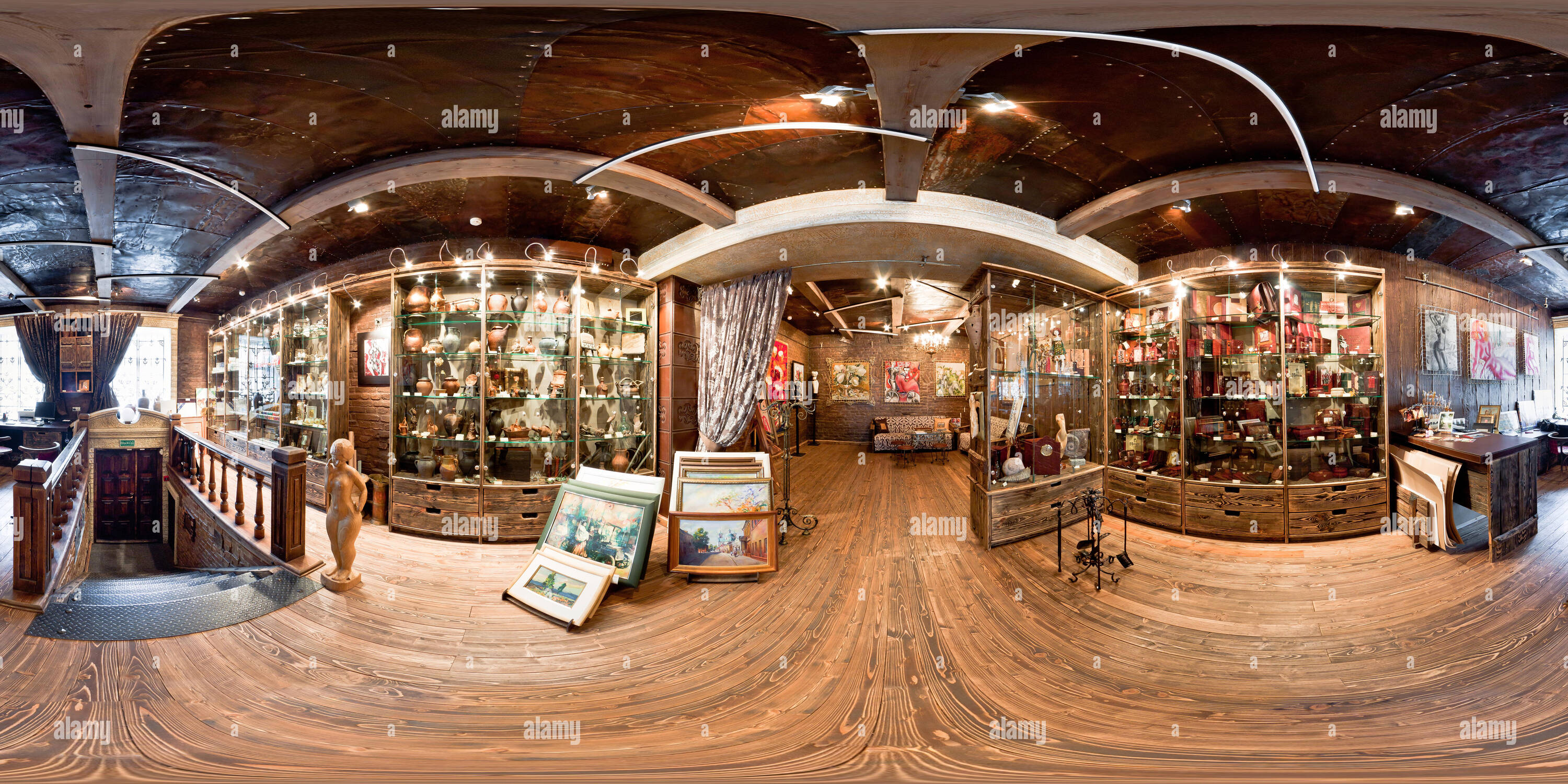 Visualizzazione panoramica a 360 gradi di GRODNO, Bielorussia - Agosto 3, 2010: Panorama in museo negozio vendita di arte popolare. 360 da 180 gradi sferica perfetta panorama equirettangolare in p