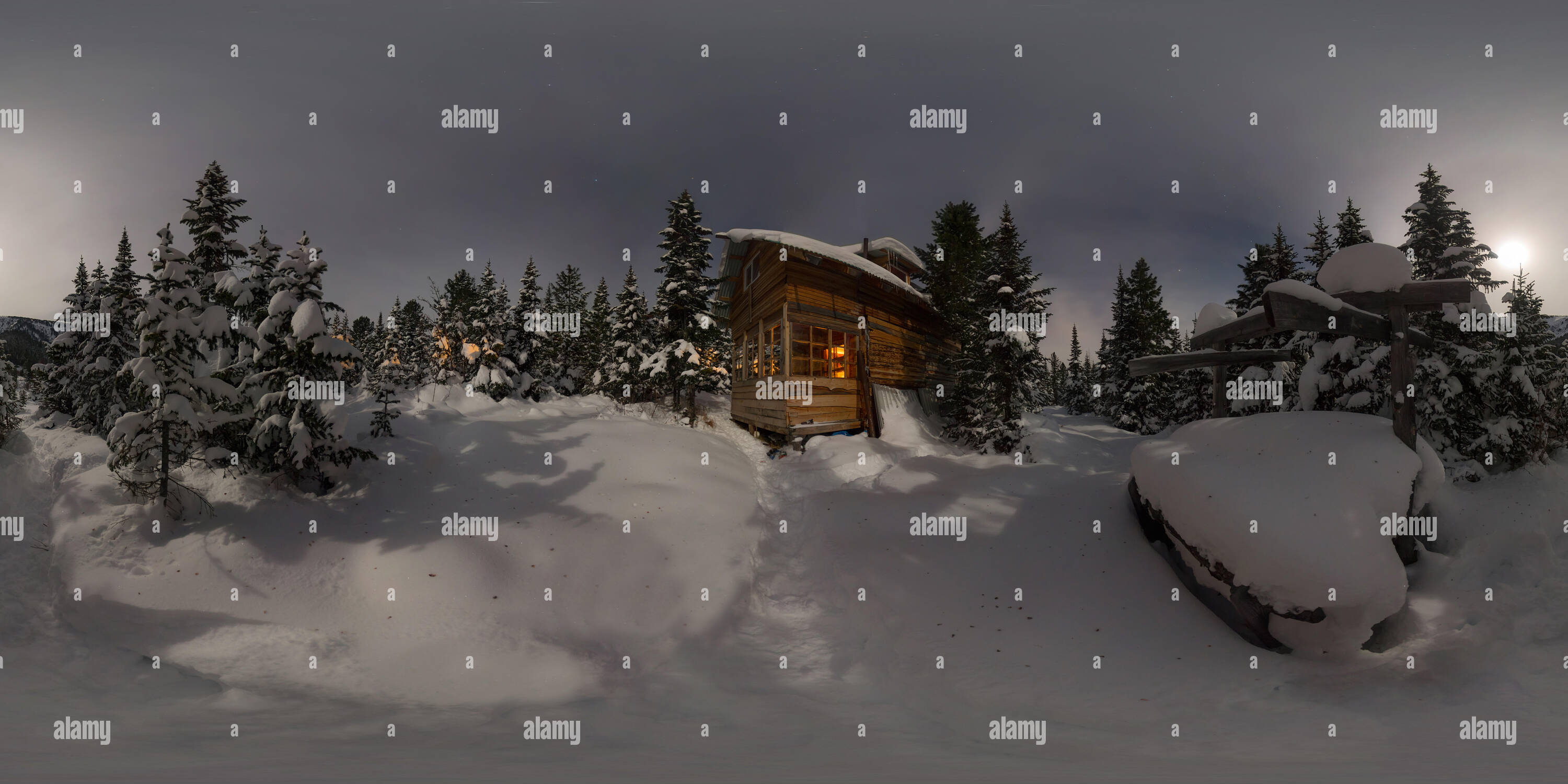 Visualizzazione panoramica a 360 gradi di Panorama casa chalet durante una nevicata nel gli alberi della foresta di inverno di notte al chiaro di luna. Forma sferica 360vr panorama.