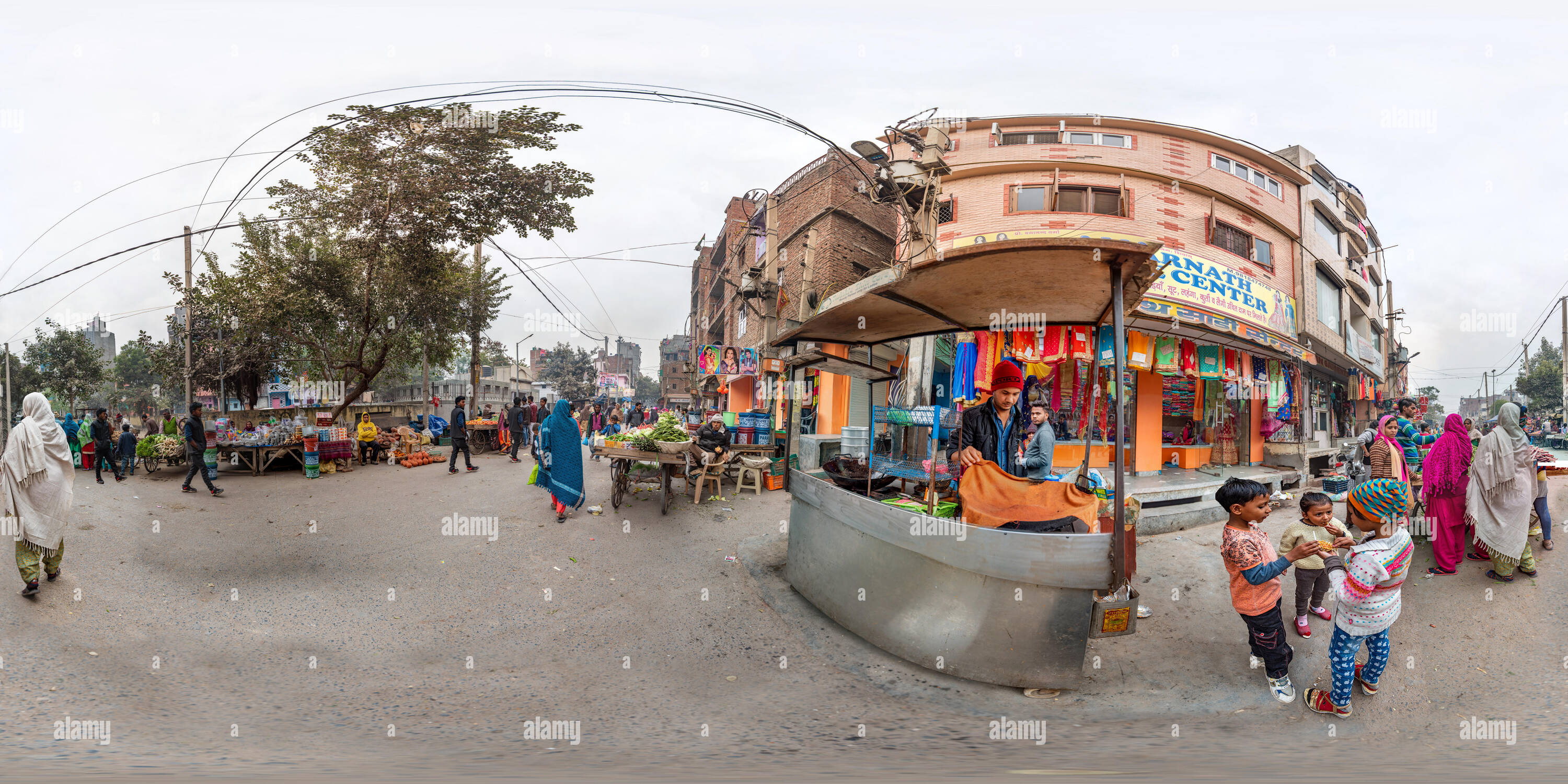 Visualizzazione panoramica a 360 gradi di 360 vista dei principali market street - Sabji Mandi Road nella colonia di JJ Madanpur Khadar, New Delhi, India