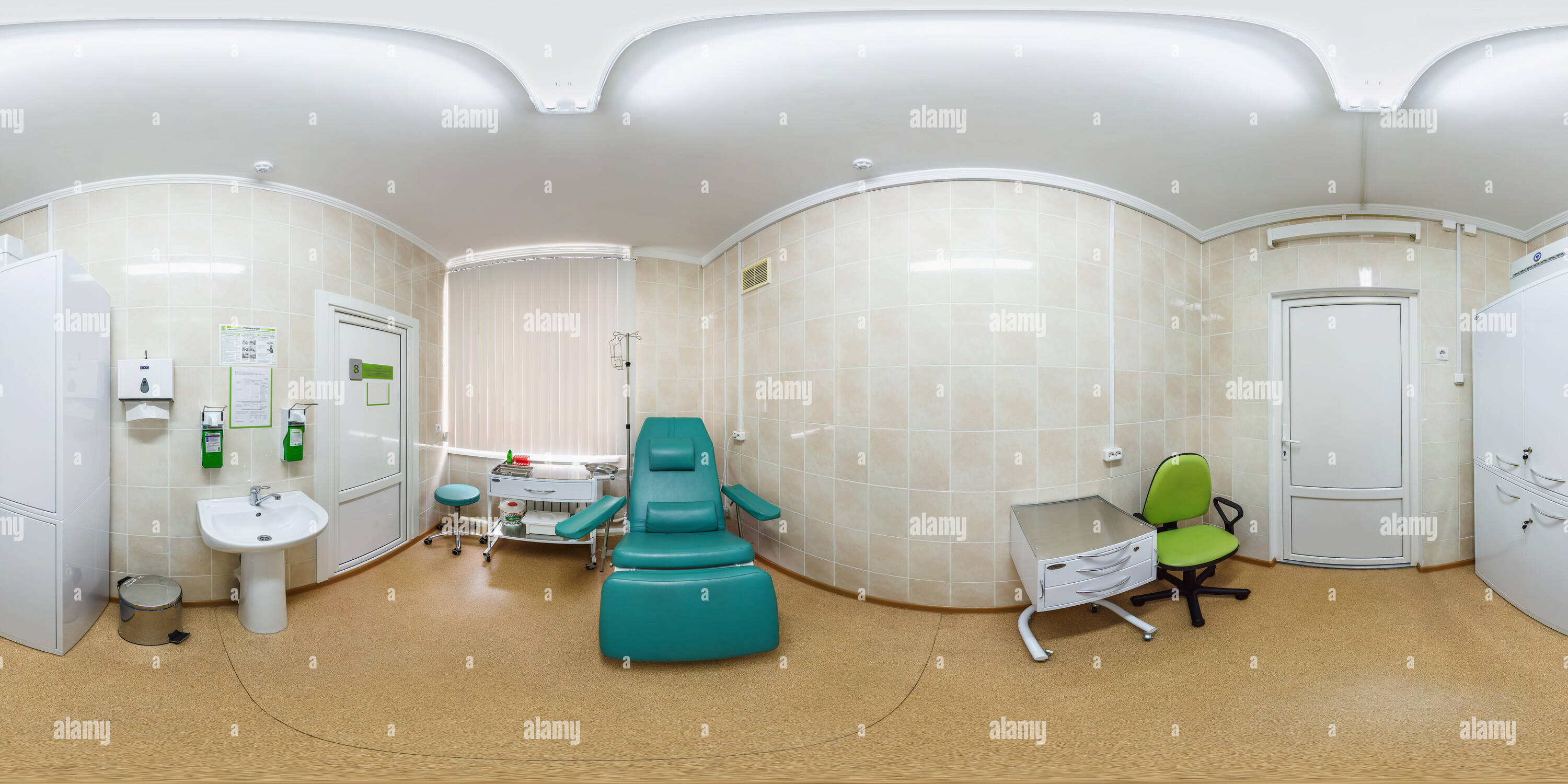 Visualizzazione panoramica a 360 gradi di GRODNO, Bielorussia - Agosto 2017: Panorama 360 angolo di visione in interno nella sala di trattamento, il centro di ricerche mediche. 360 panorama gradi in equirectang