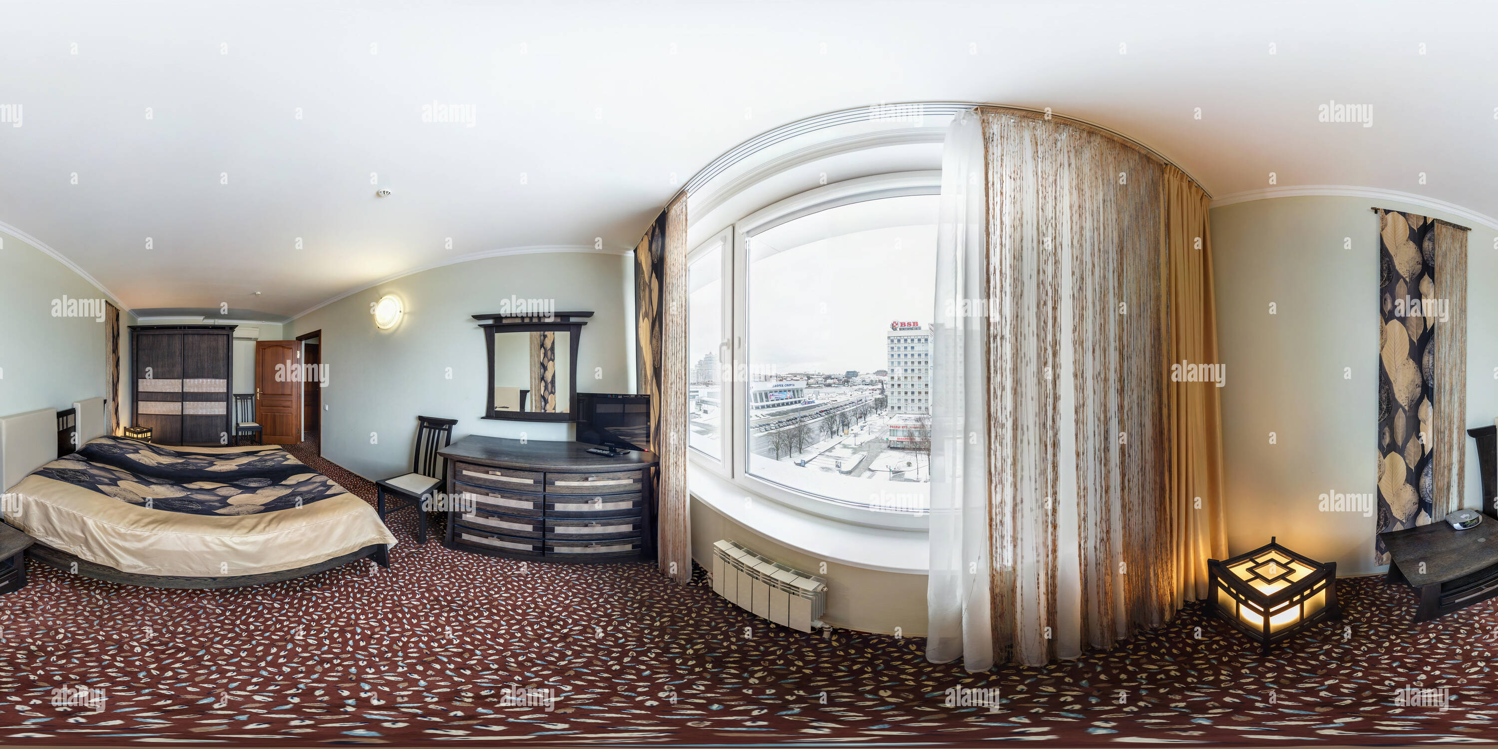 Visualizzazione panoramica a 360 gradi di MINSK, Bielorussia - 8 dicembre 2016: 360 angolo vista panorama nella piccola camera da letto arredata in hotel con vista della città d'inverno. Completa di 360 gradi seamless eq