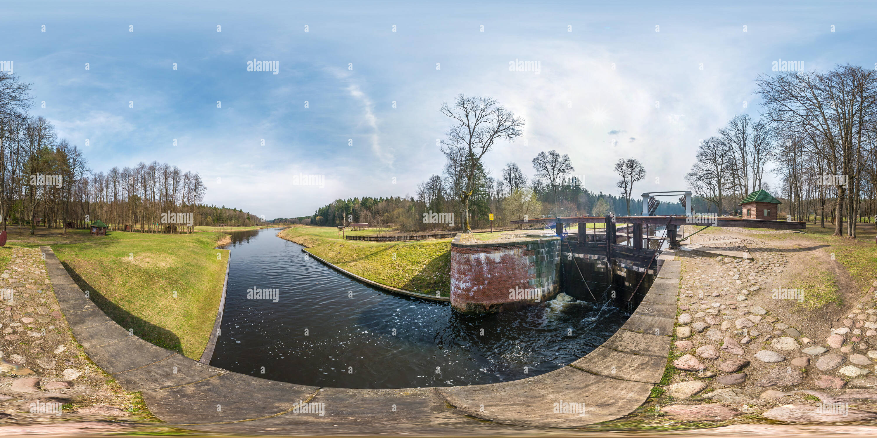 Visualizzazione panoramica a 360 gradi di Panorama 360 angolo di vista gateway vicino a serratura chiusa costruzione sul fiume, canal per imbarcazioni di passaggio a diversi livelli di acqua. Completa perfetta sferica 3