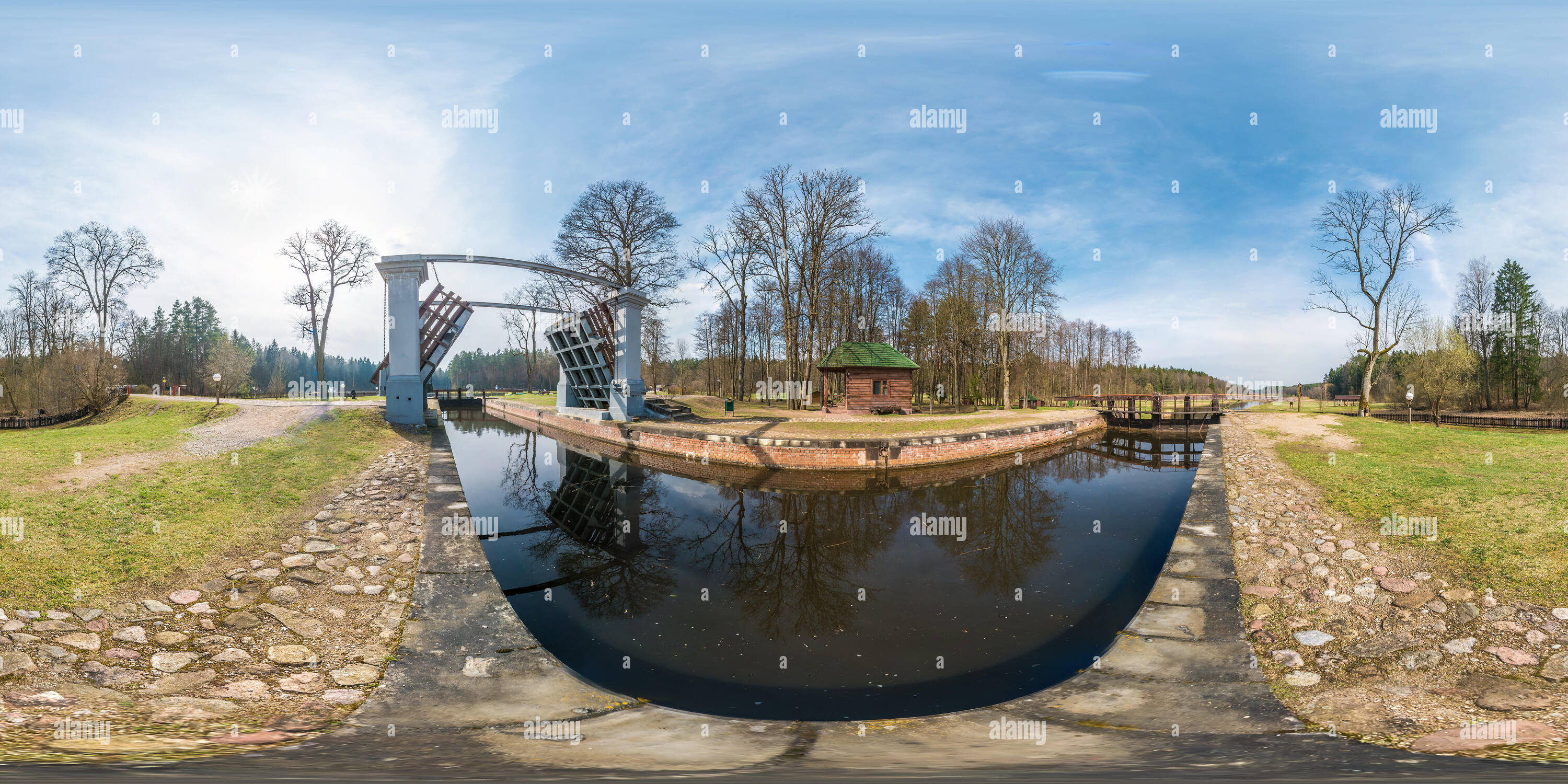 Visualizzazione panoramica a 360 gradi di Panorama 360 angolo gateway vicino a bloccare la costruzione del ponte levatoio sul fiume, canal per imbarcazioni di passaggio a diversi livelli di acqua. Piena sferica a 360 gradi