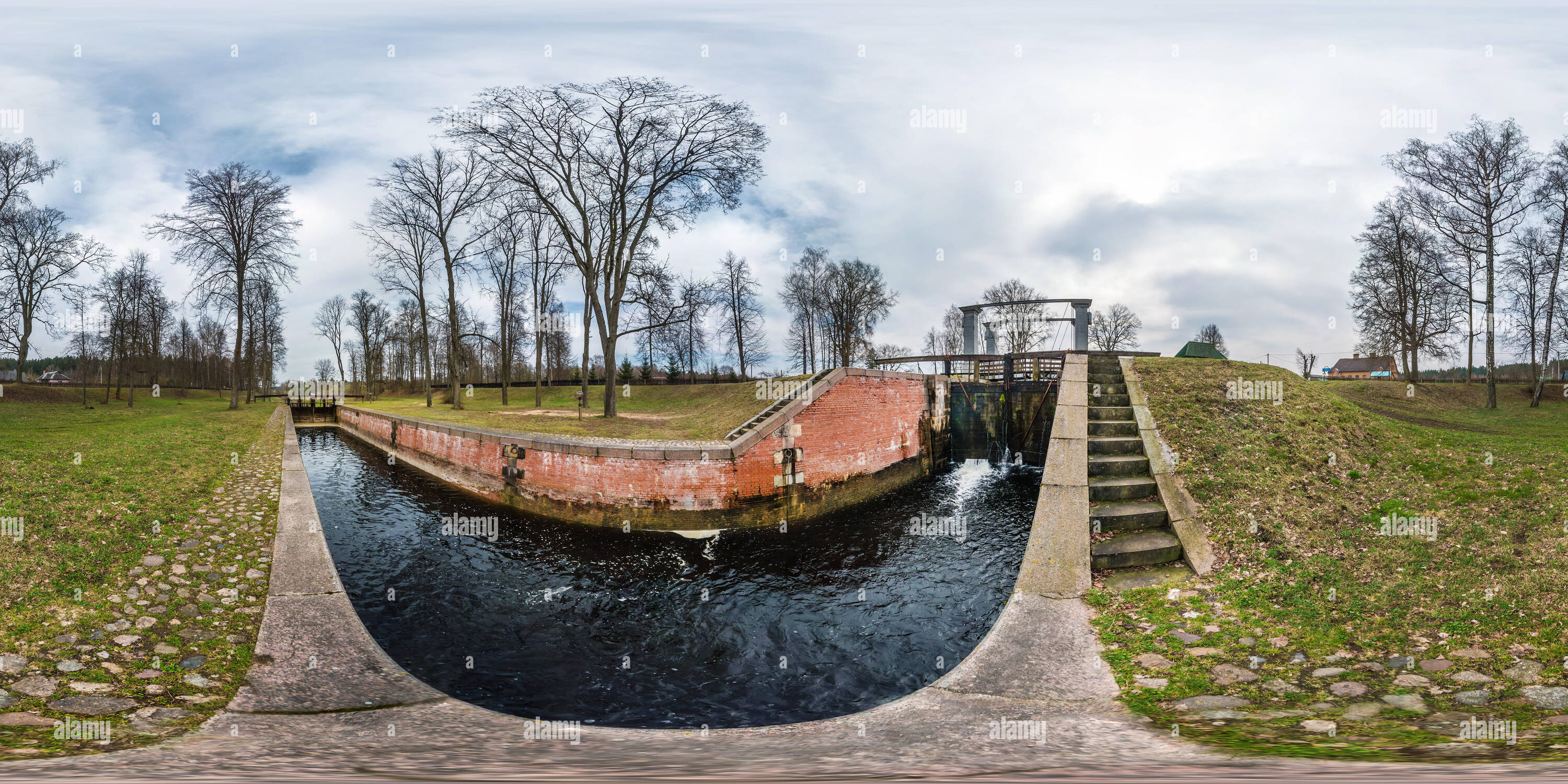 Visualizzazione panoramica a 360 gradi di Panorama 360 angolo di vista gateway vicino a bloccare la costruzione sul fiume, canal per imbarcazioni di passaggio a diversi livelli di acqua. Piena sferica a 360 gradi seaml