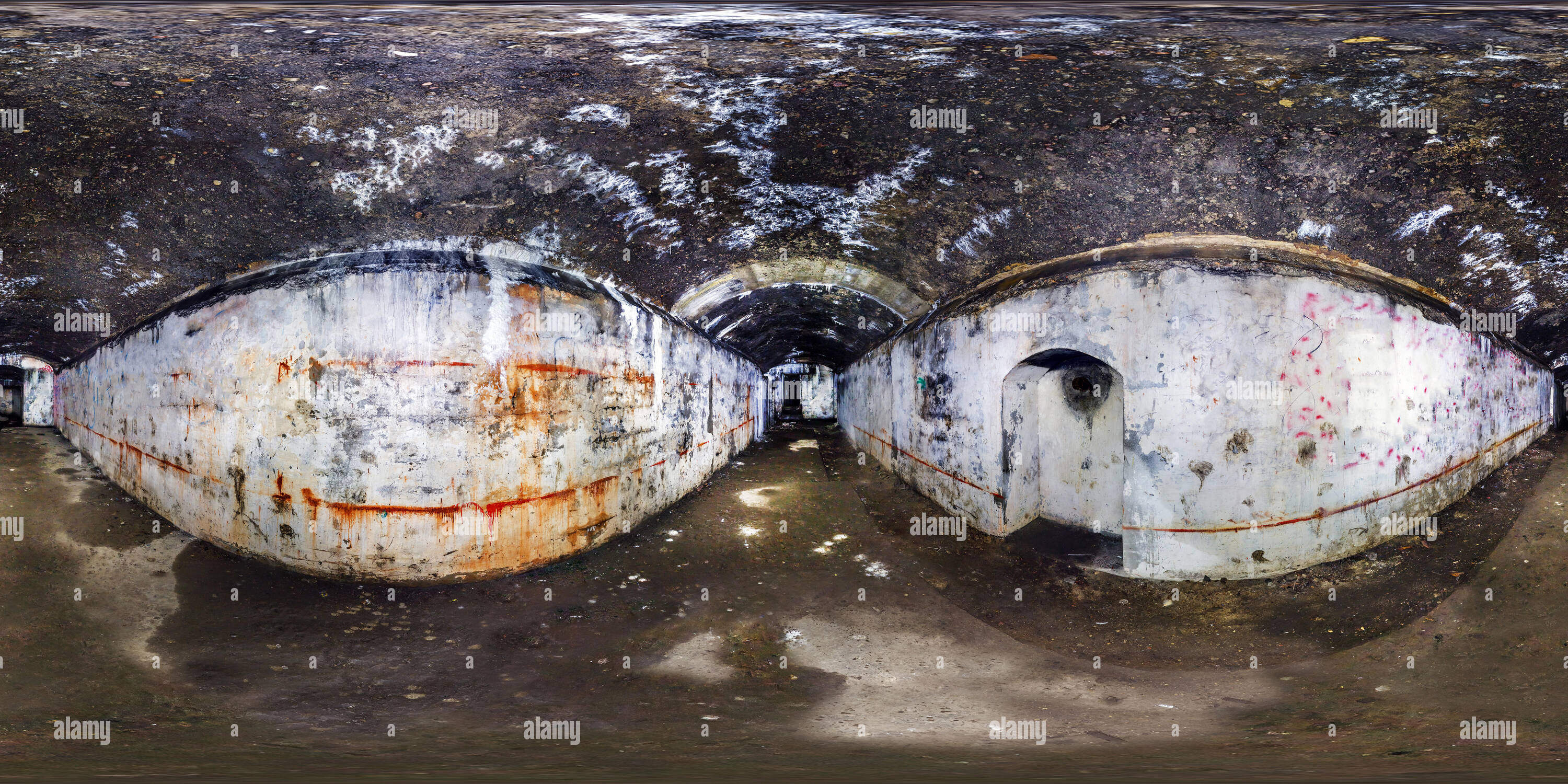 Visualizzazione panoramica a 360 gradi di Full seamless panorama a 360 gradi angolo di vista all'interno rovinato militari abbandonate underground casemates fortezza della Prima Guerra Mondiale in equirectangula