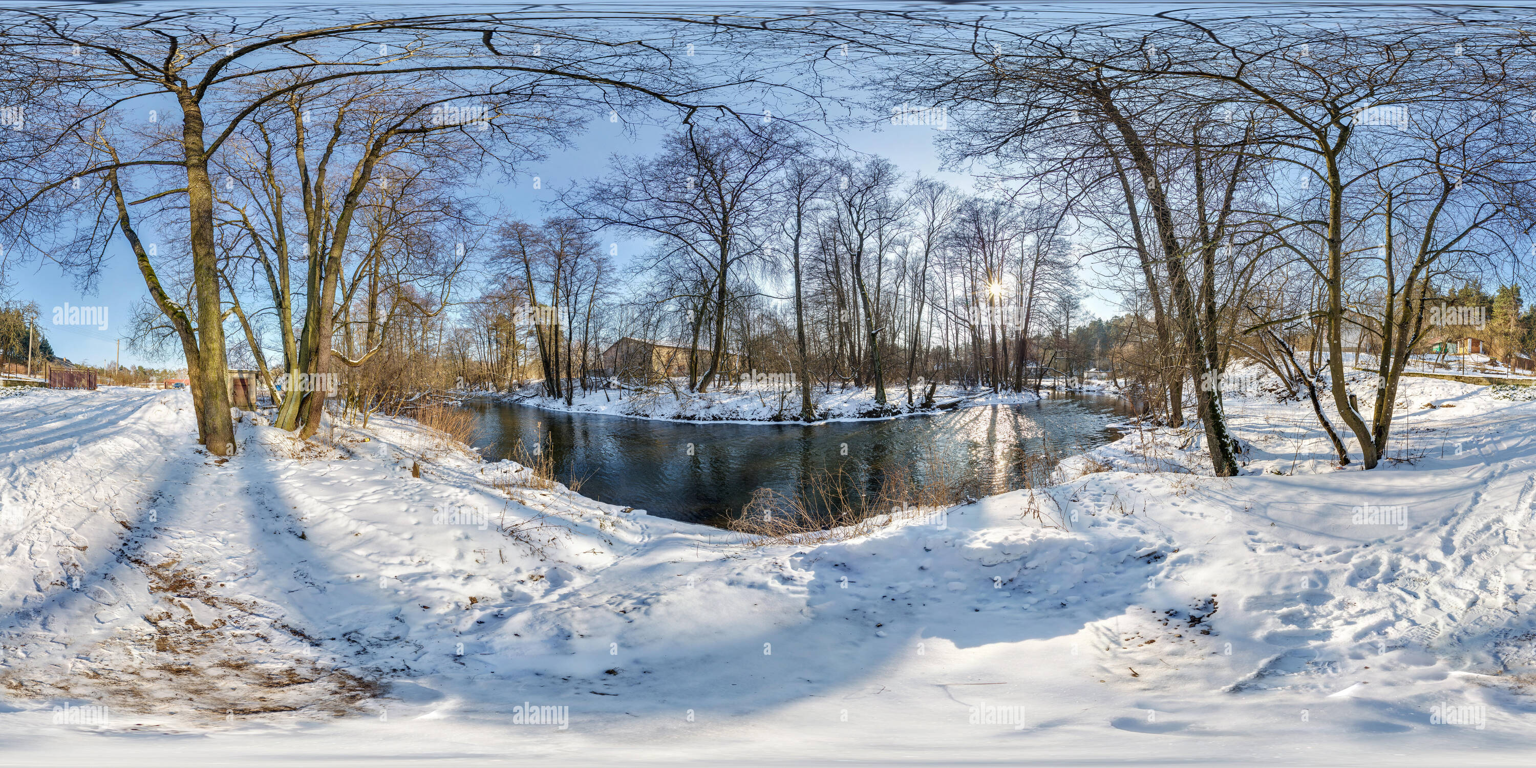 Visualizzazione panoramica a 360 gradi di Full seamless panorama sferica 360 da 180 gradi angolo di vista nei pressi di una stretta veloce fiume in un inverno sera soleggiato in proiezione equirettangolare, skybo