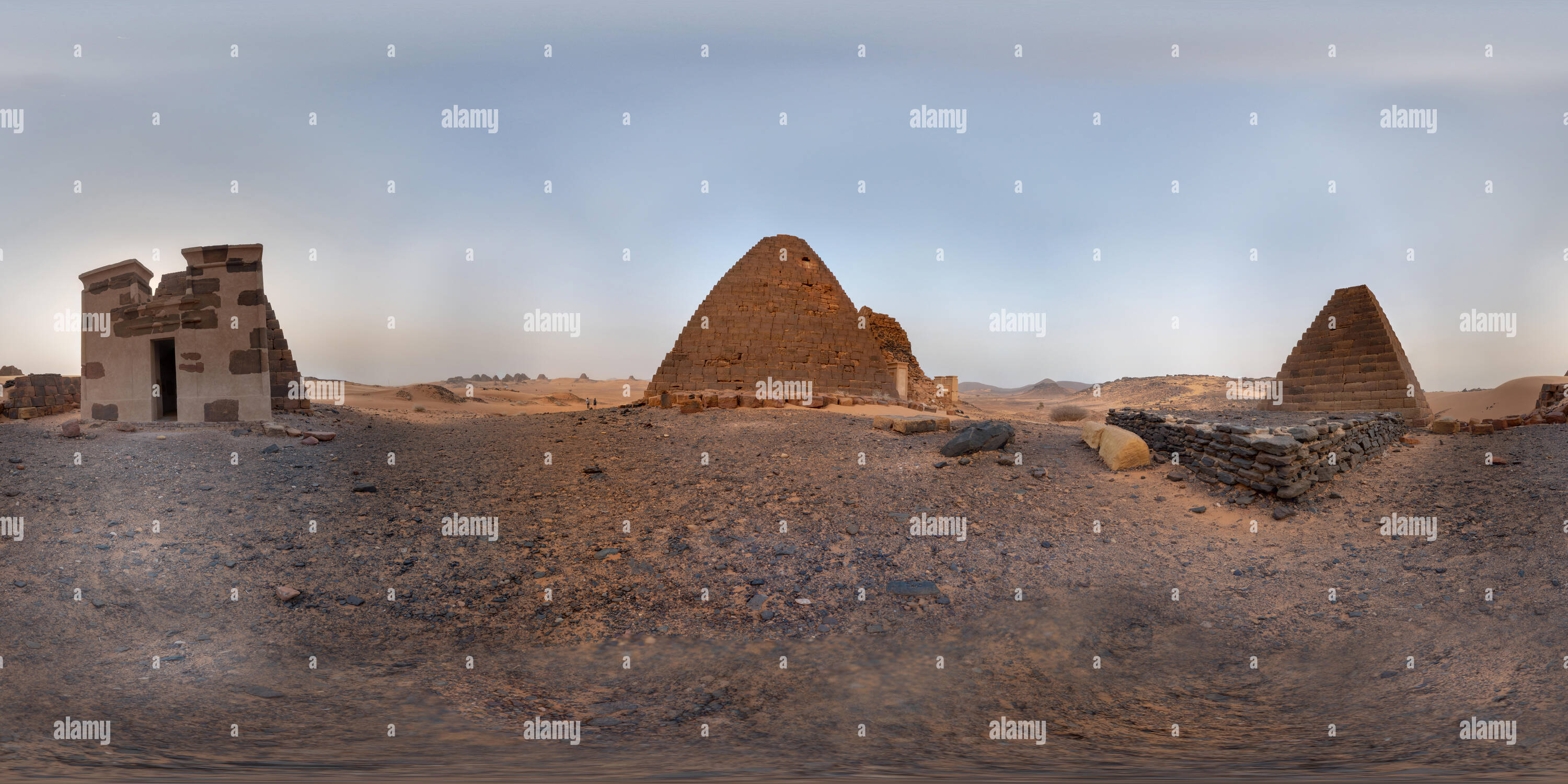 Visualizzazione panoramica a 360 gradi di Meroe, Sudan, febbraio 10, 2019: 360 gradi panorama sferica del western piramidi di Meroe con le piramidi orientale in background, costruito da