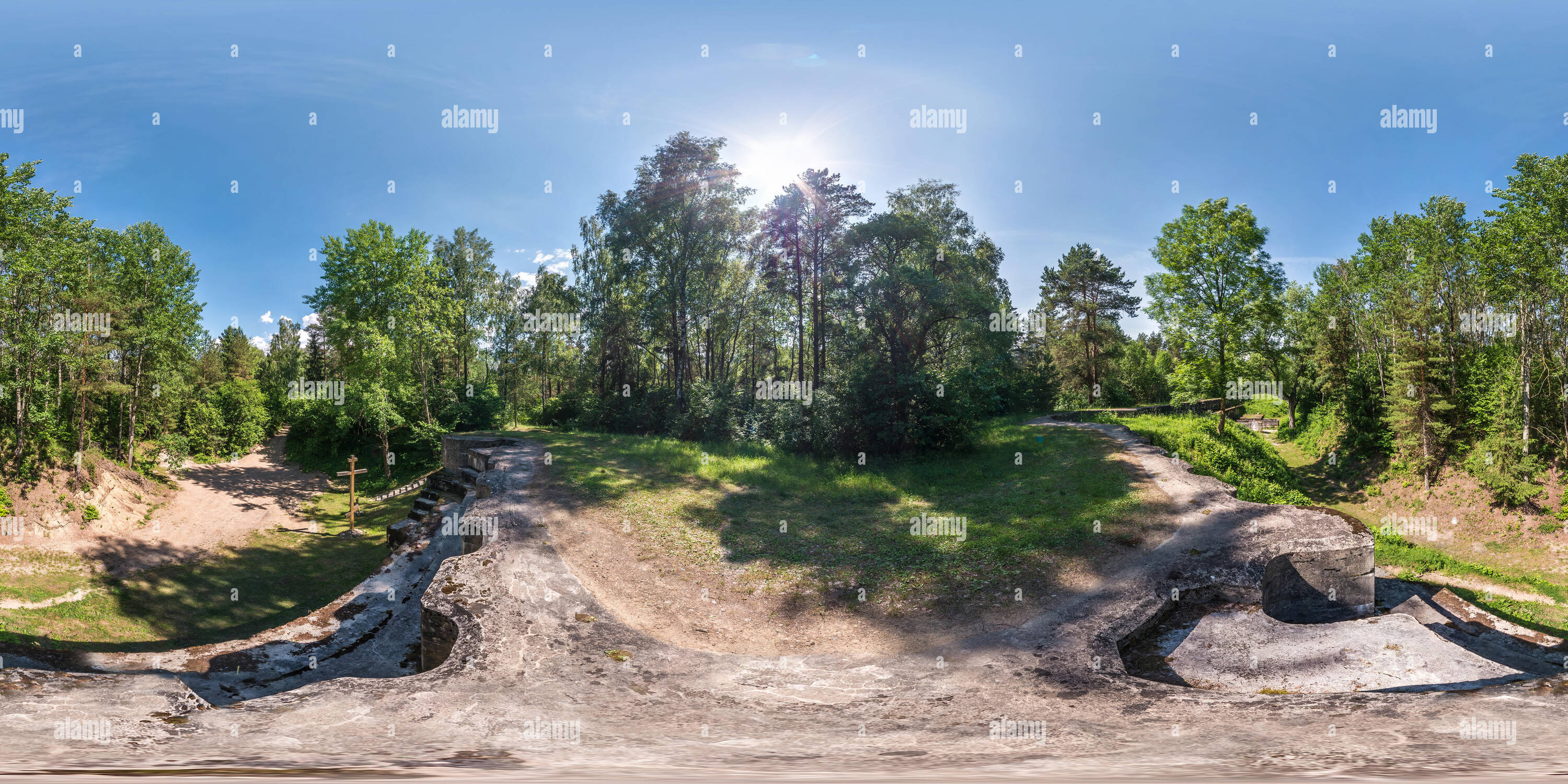 Visualizzazione panoramica a 360 gradi di Completa il panorama senza giunture 360 da 180 gradi Angolo visuale sulla parte superiore rovinato abbandonato fortezza militare della Prima Guerra Mondiale nella foresta di sph equirettangolare