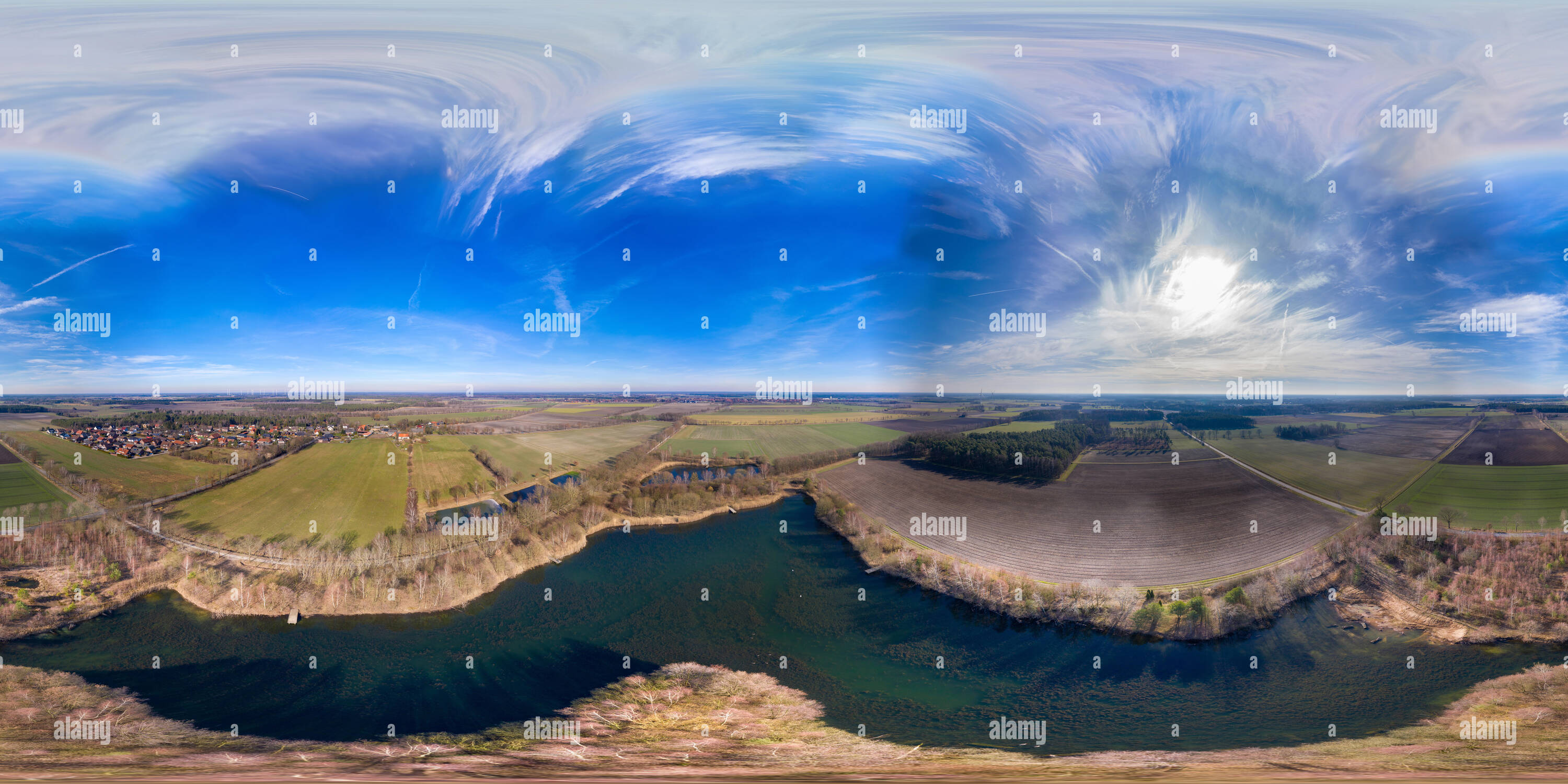 Visualizzazione panoramica a 360 gradi di Antenna panorama sferico da un lago per la pesca sportiva nel nord della Germania, su una piccola isola in un stagno coperto da foreste, altezza di volo 90 metri
