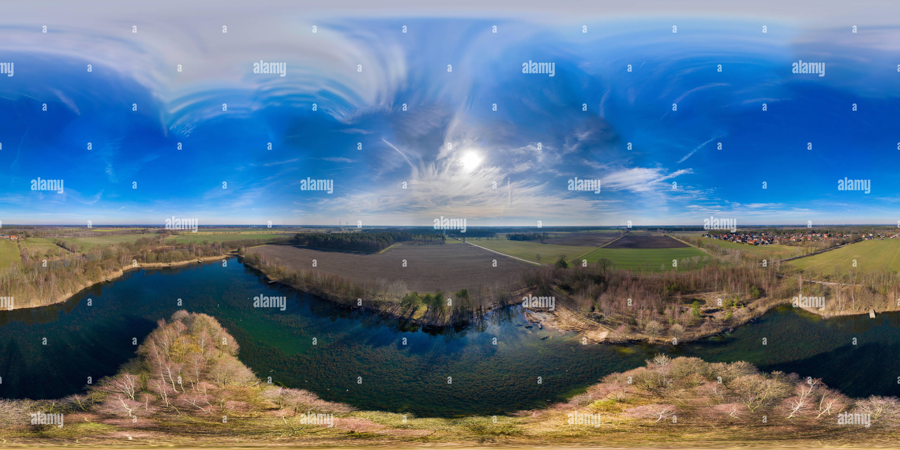 Visualizzazione panoramica a 360 gradi di Antenna panorama sferico da un lago per la pesca sportiva nel nord della Germania, su una piccola isola in un stagno coperto da foreste, altezza di volo 40 metri