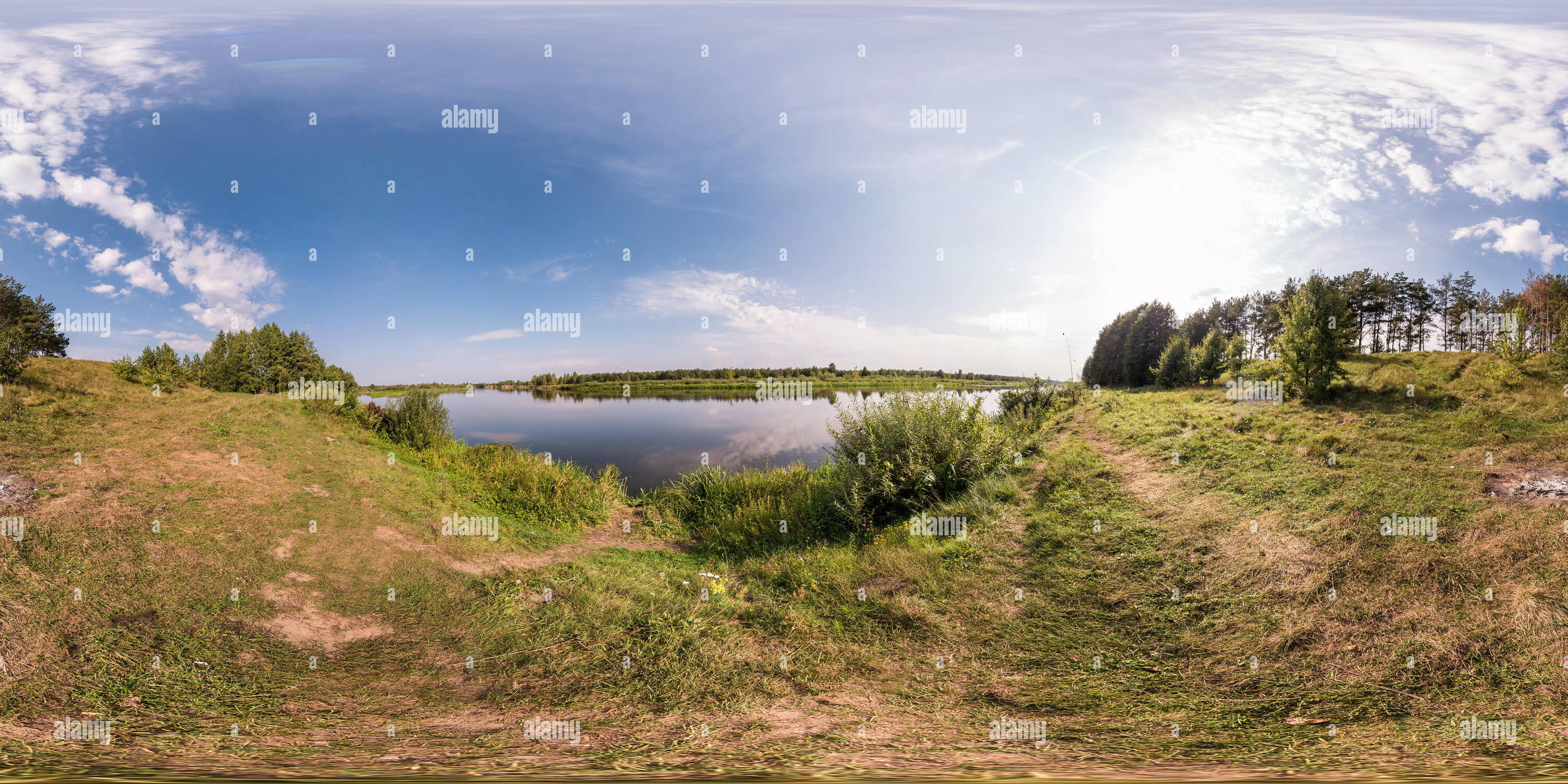 Visualizzazione panoramica a 360 gradi di Full seamless panorama sferica 360 da 180 angolo di vista sulla riva del fiume di larghezza neman nella soleggiata giornata estiva in proiezione equirettangolare, pronto VR v