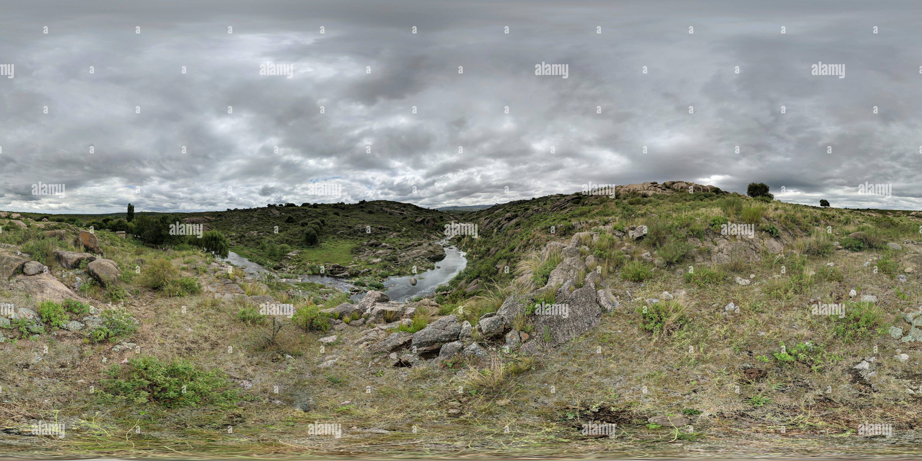 Visualizzazione panoramica a 360 gradi di Flusso e vista montagne a La Cueva del Indio campeggio in San Lorenzo dipartimento, vicino a Mina Clavero, Cordoba, Argentina.