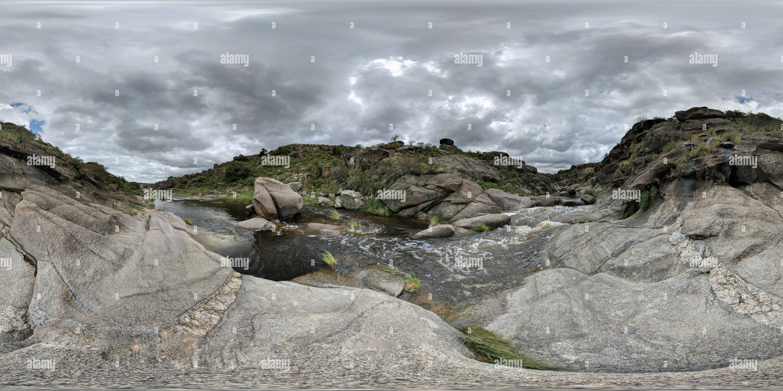 Visualizzazione panoramica a 360 gradi di Flusso e vista montagne a La Cueva del Indio campeggio in San Lorenzo dipartimento, vicino a Mina Clavero, Cordoba, Argentina.