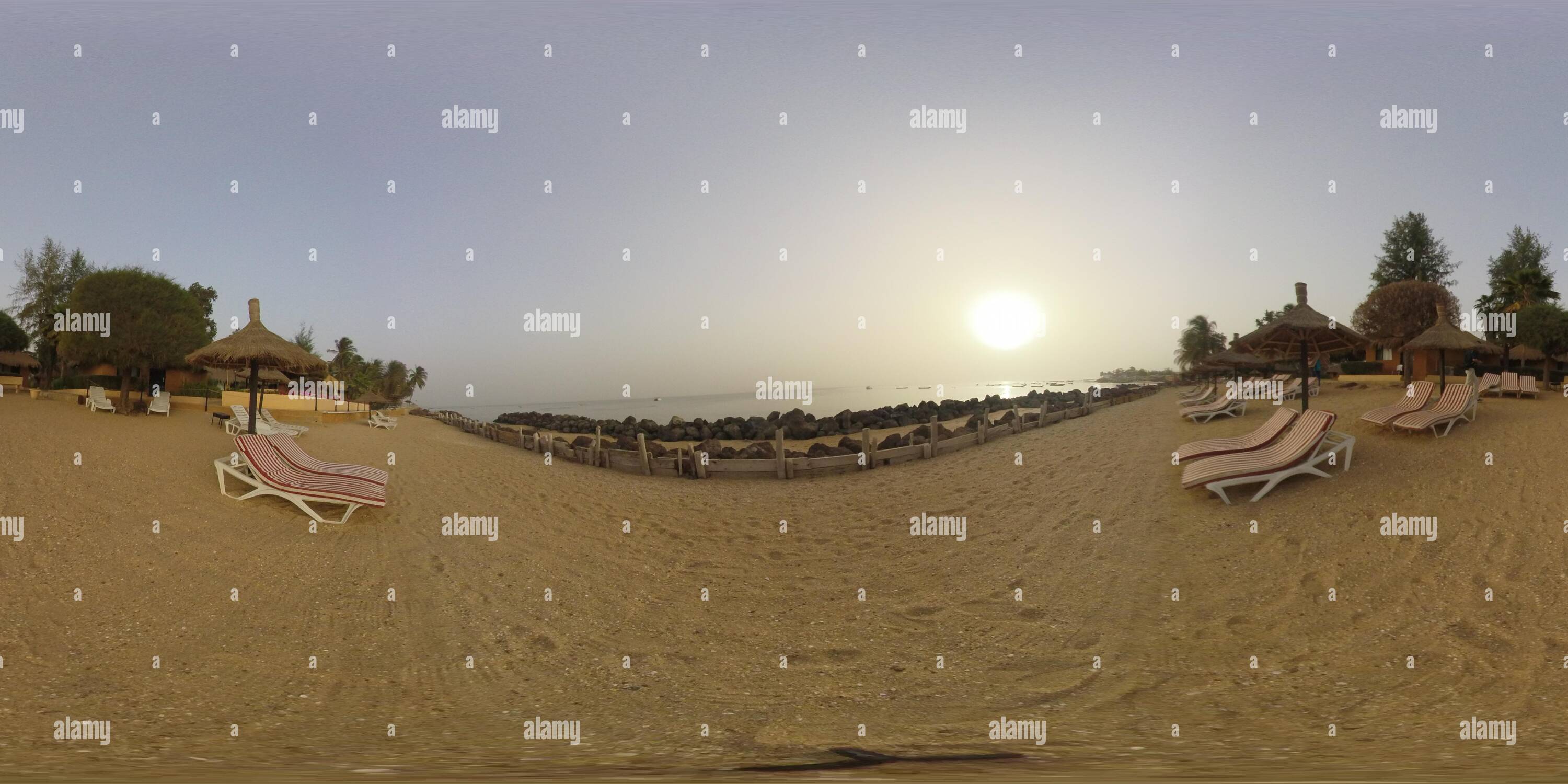 Visualizzazione panoramica a 360 gradi di M'Bour, Senegal, XII Marzo 2019: 360 immagine del villaggio vacanza al mare