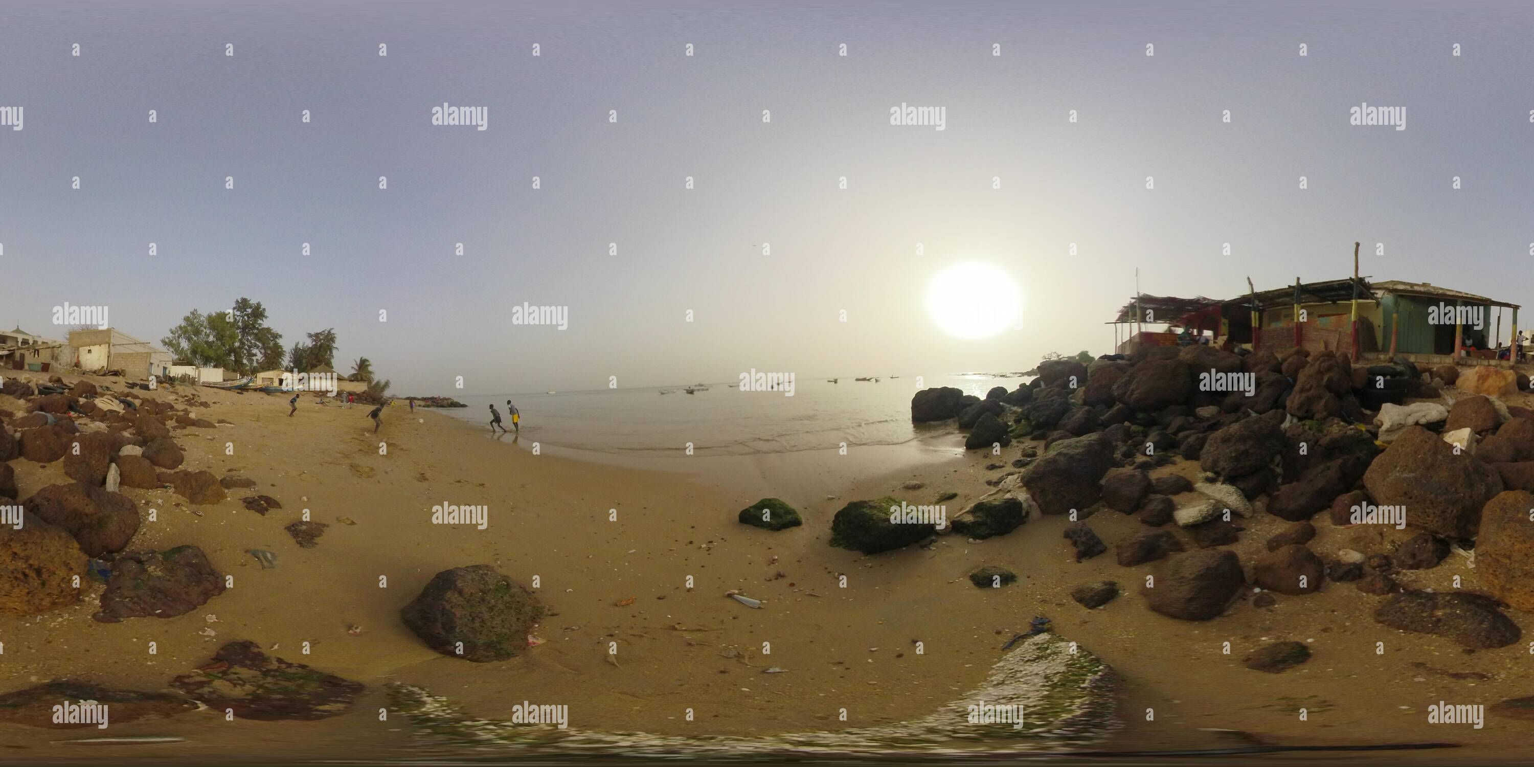 Visualizzazione panoramica a 360 gradi di M'Bour, Senegal, XII Marzo 2019: 360 immagine di ragazzi che giocano a calcio in riva al mare