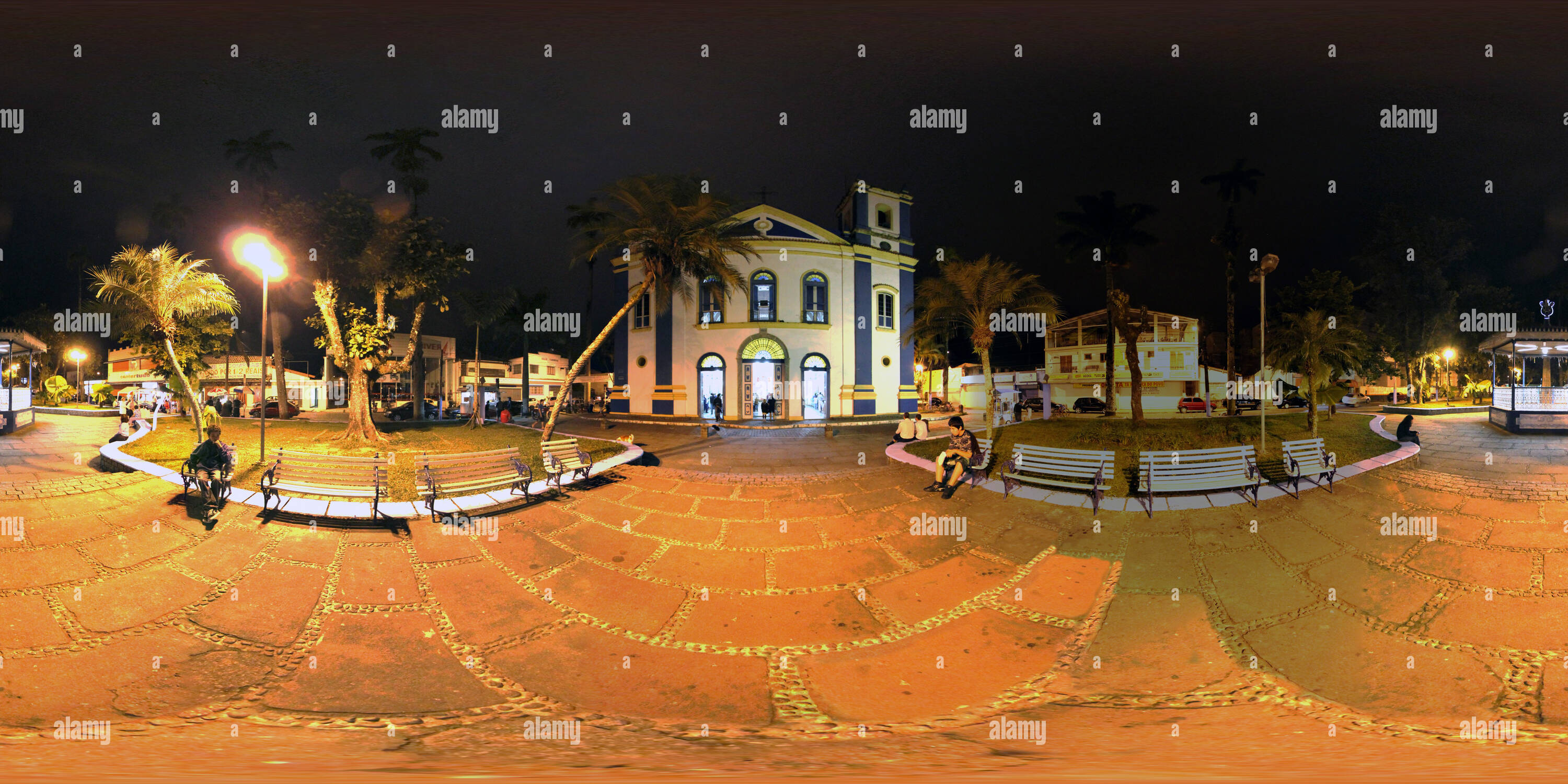 Visualizzazione panoramica a 360 gradi di Praça da Matriz Noturna