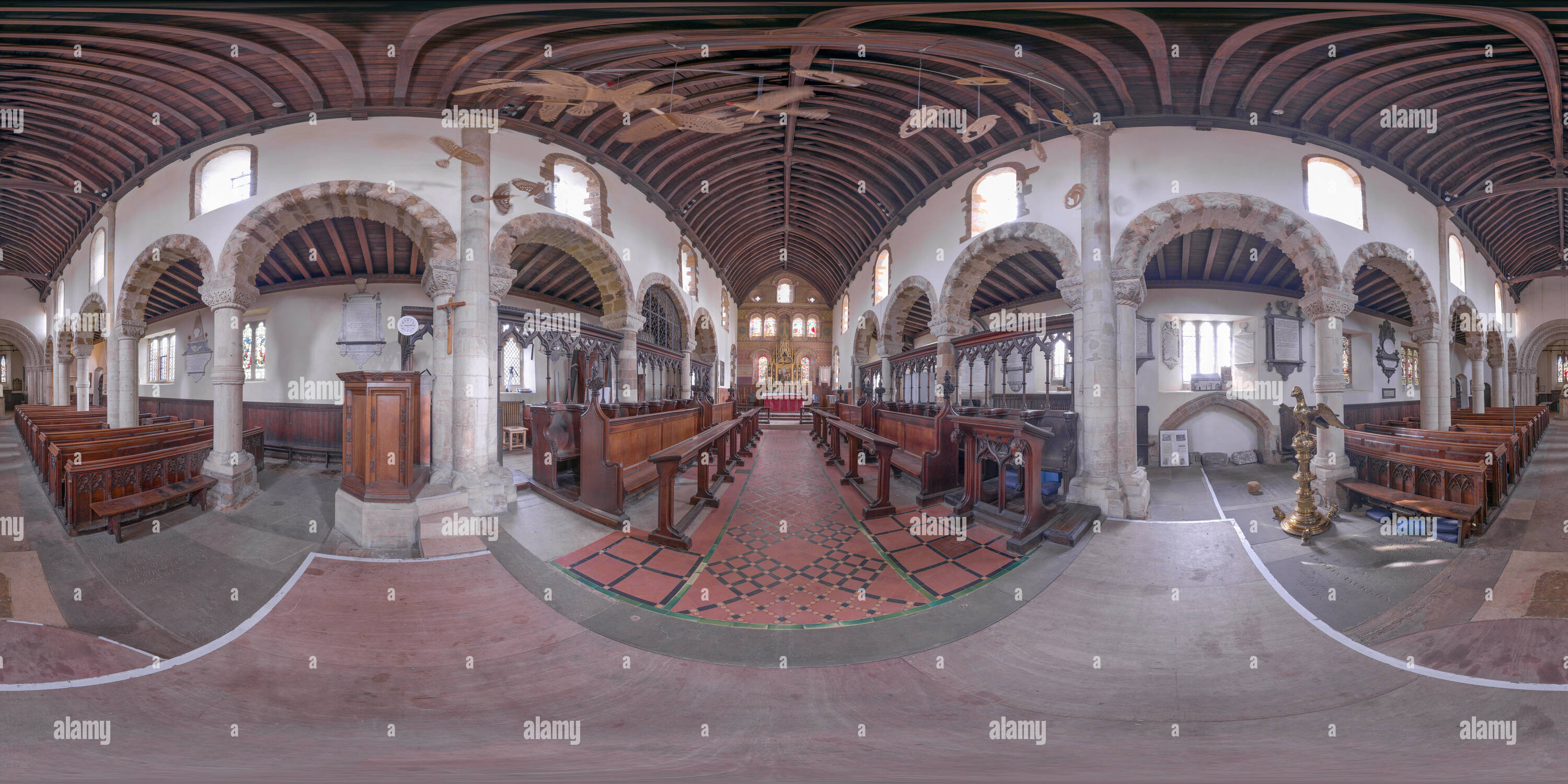 Visualizzazione panoramica a 360 gradi di Interno di un norman costruita chiesa medievale, dodicesimo secolo, ora in disuso, a Northampton, Inghilterra.