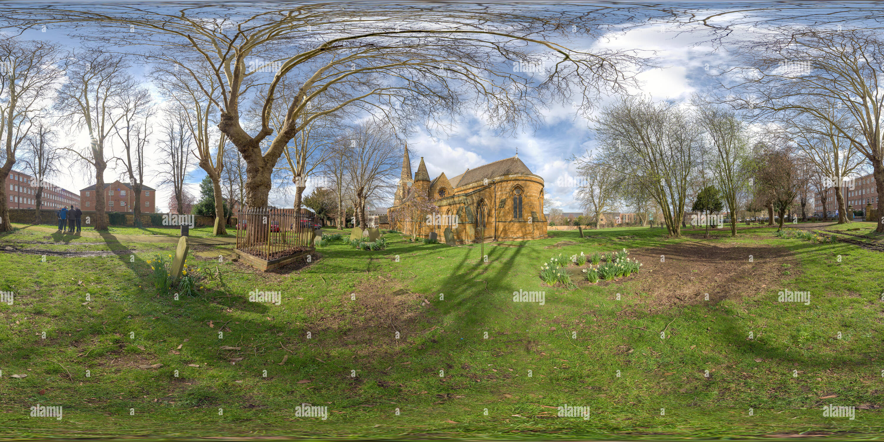 Visualizzazione panoramica a 360 gradi di Inizio primavera nel cimitero e ampi terreni intorno alla chiesa circolare del Santo Sepolcro, costruito circa 1100 a Northampton, Inghilterra.