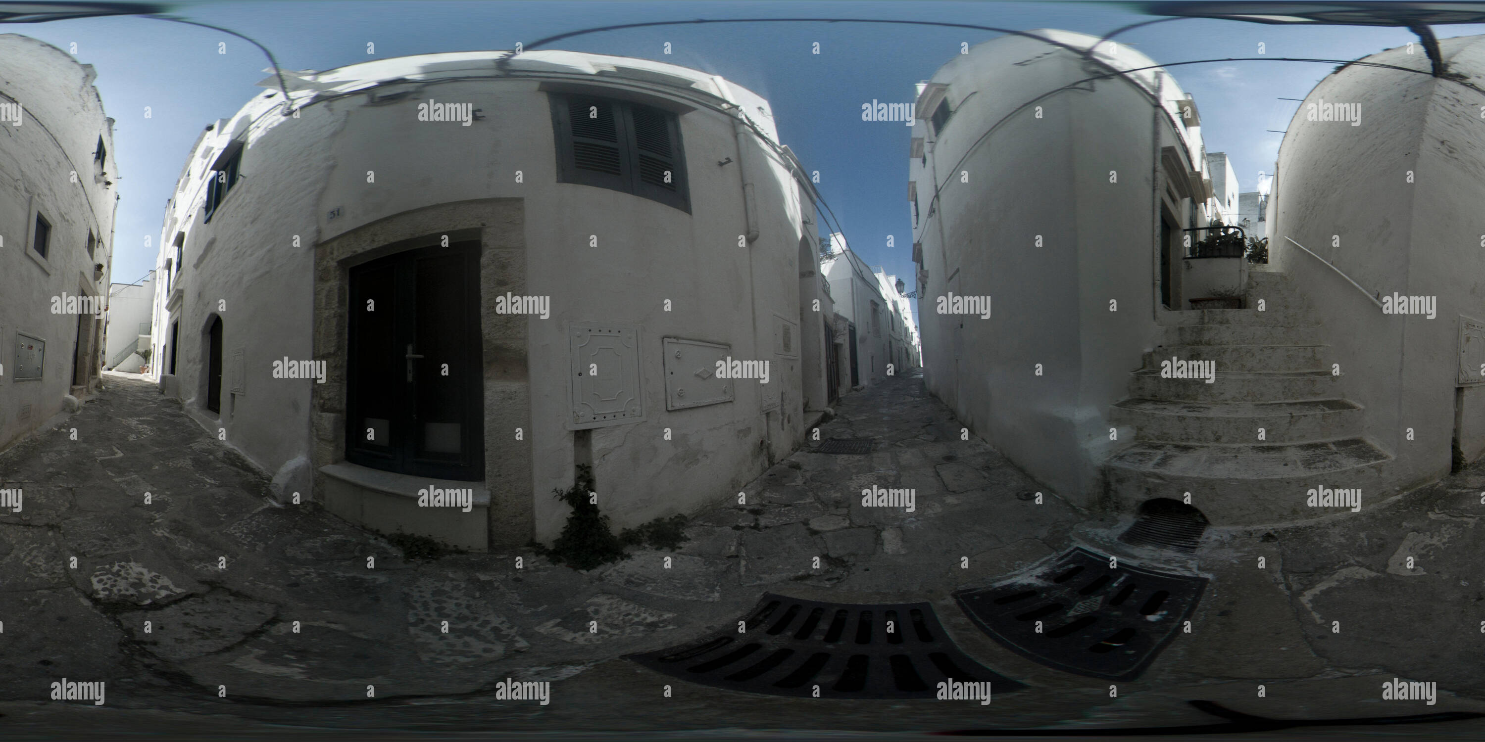 Visualizzazione panoramica a 360 gradi di 360 panoramiche sferiche di strade di Ostuni in Italia Meridionale