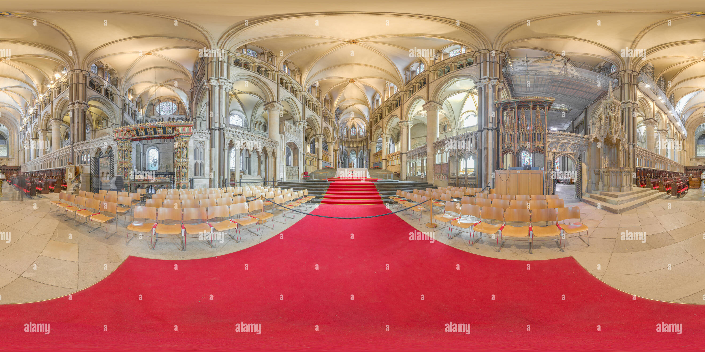 Visualizzazione panoramica a 360 gradi di Presbiterio (coro) e cudiero (coro) presso il sito del patrimonio mondiale della cattedrale di Canterbury, Inghilterra.