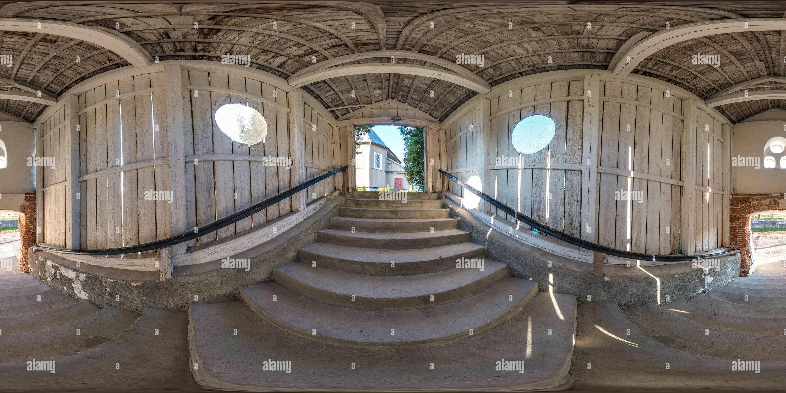 Visualizzazione panoramica a 360 gradi di Full seamless panorama sferica 360 gradi angolo di visione nel tunnel in legno con scala di cemento in proiezione equirettangolare, pronto VR AR virtual