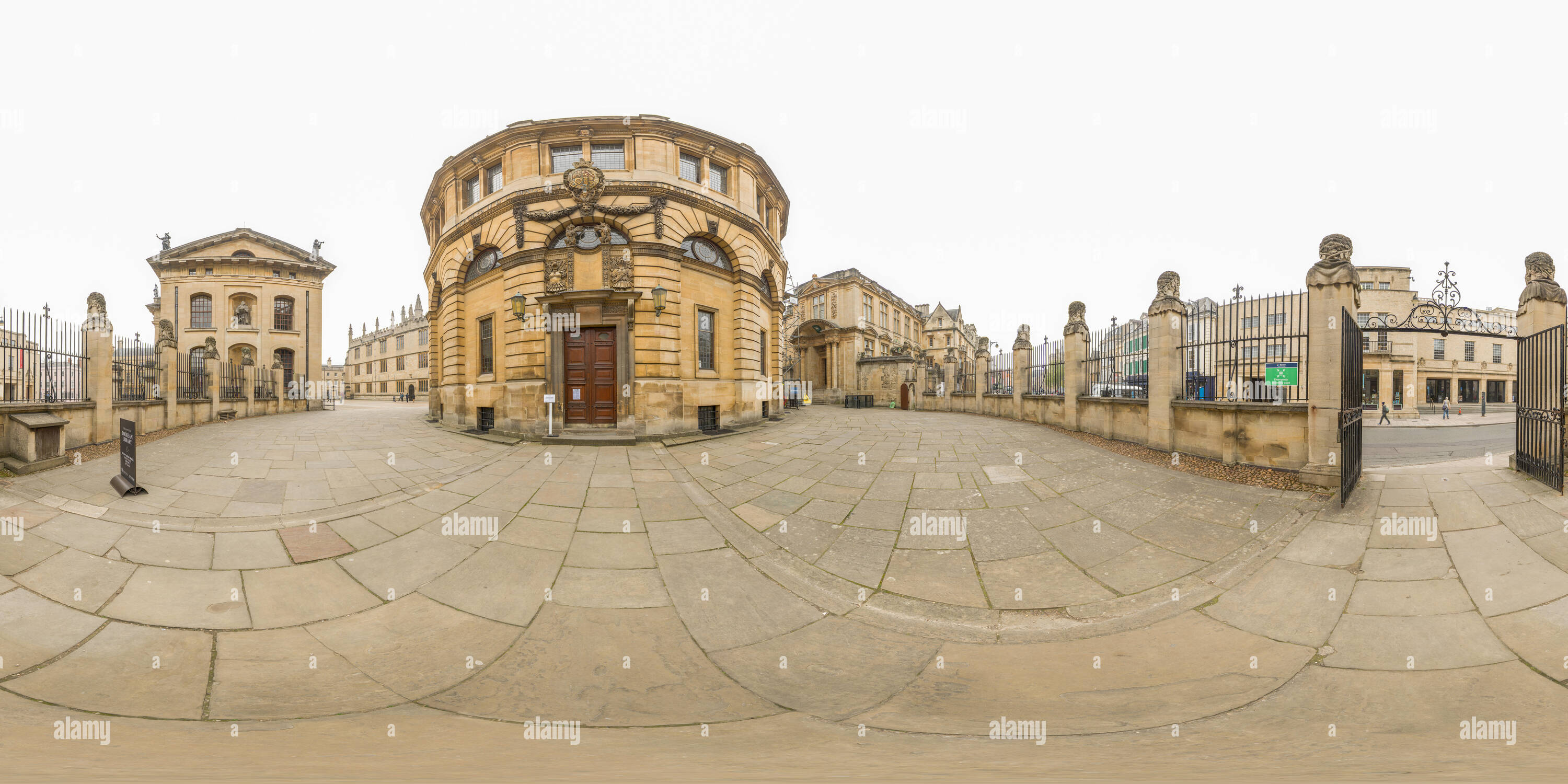 Visualizzazione panoramica a 360 gradi di Sheldonian Theatre in la Libreria di Bodleian complesso all'università di Oxford, Inghilterra, su un nuvoloso giorno.