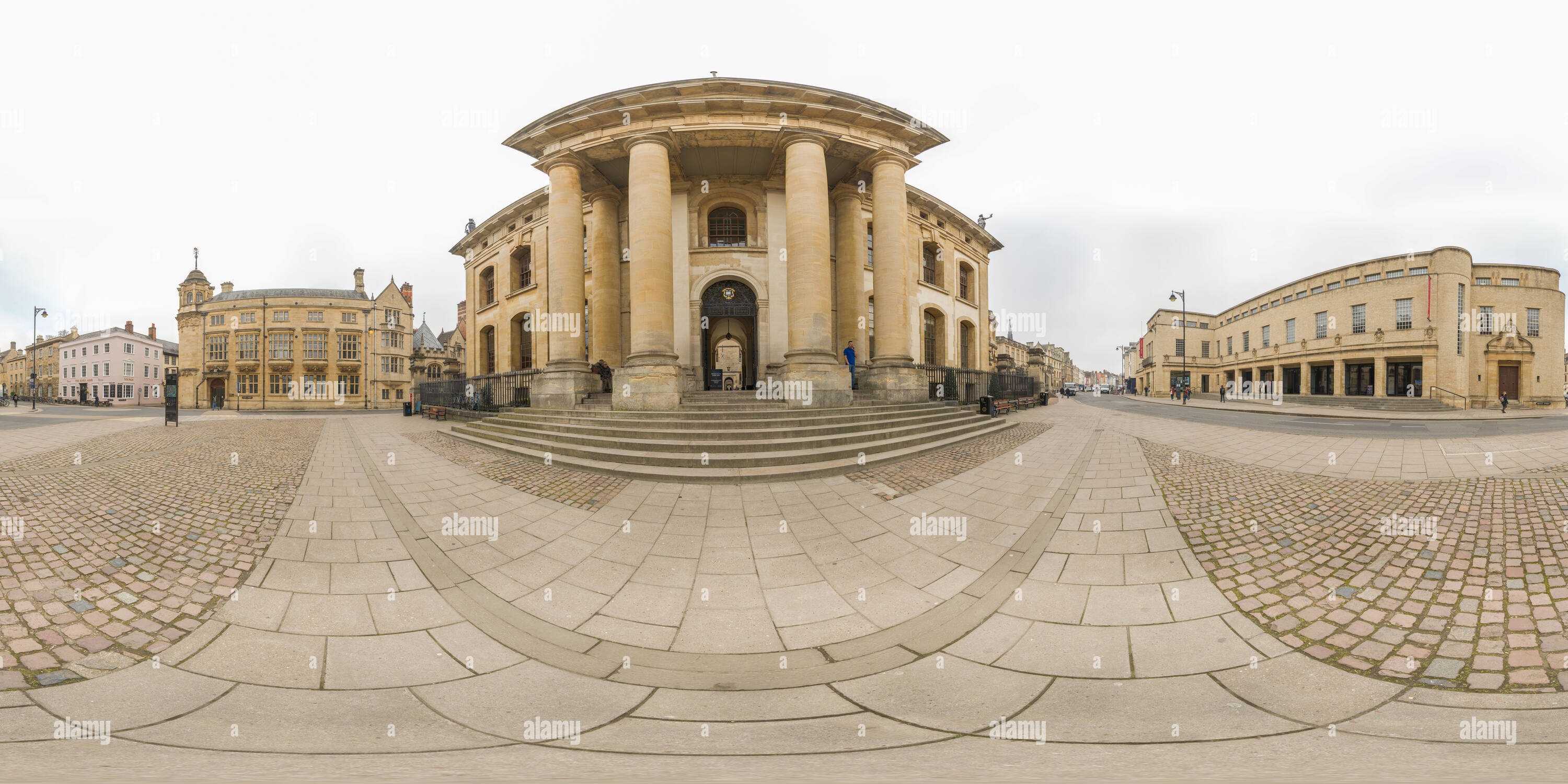 Visualizzazione panoramica a 360 gradi di Entrata su Broad Street al Clarendon Building in la Libreria di Bodleian complesso all'università di Oxford, Inghilterra, su un nuvoloso giorno.