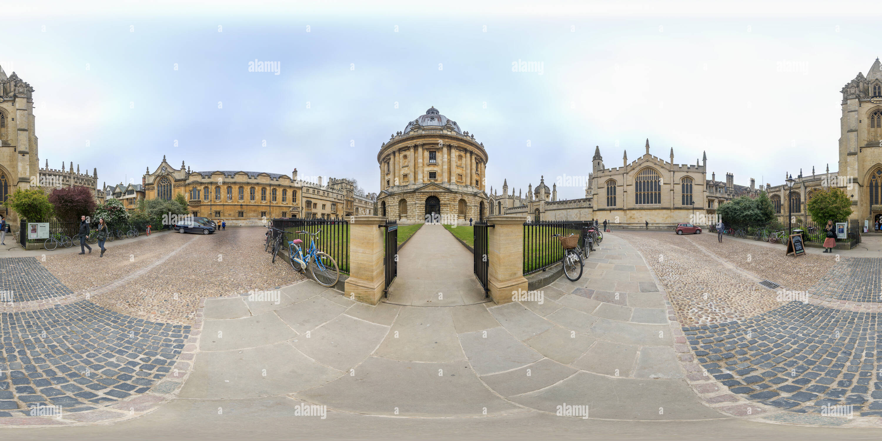 Visualizzazione panoramica a 360 gradi di Ingresso a Radcliffe Camera, parte della biblioteca Bodleian Library Complex all'università di Oxford, Inghilterra, su un nuvoloso giorno.