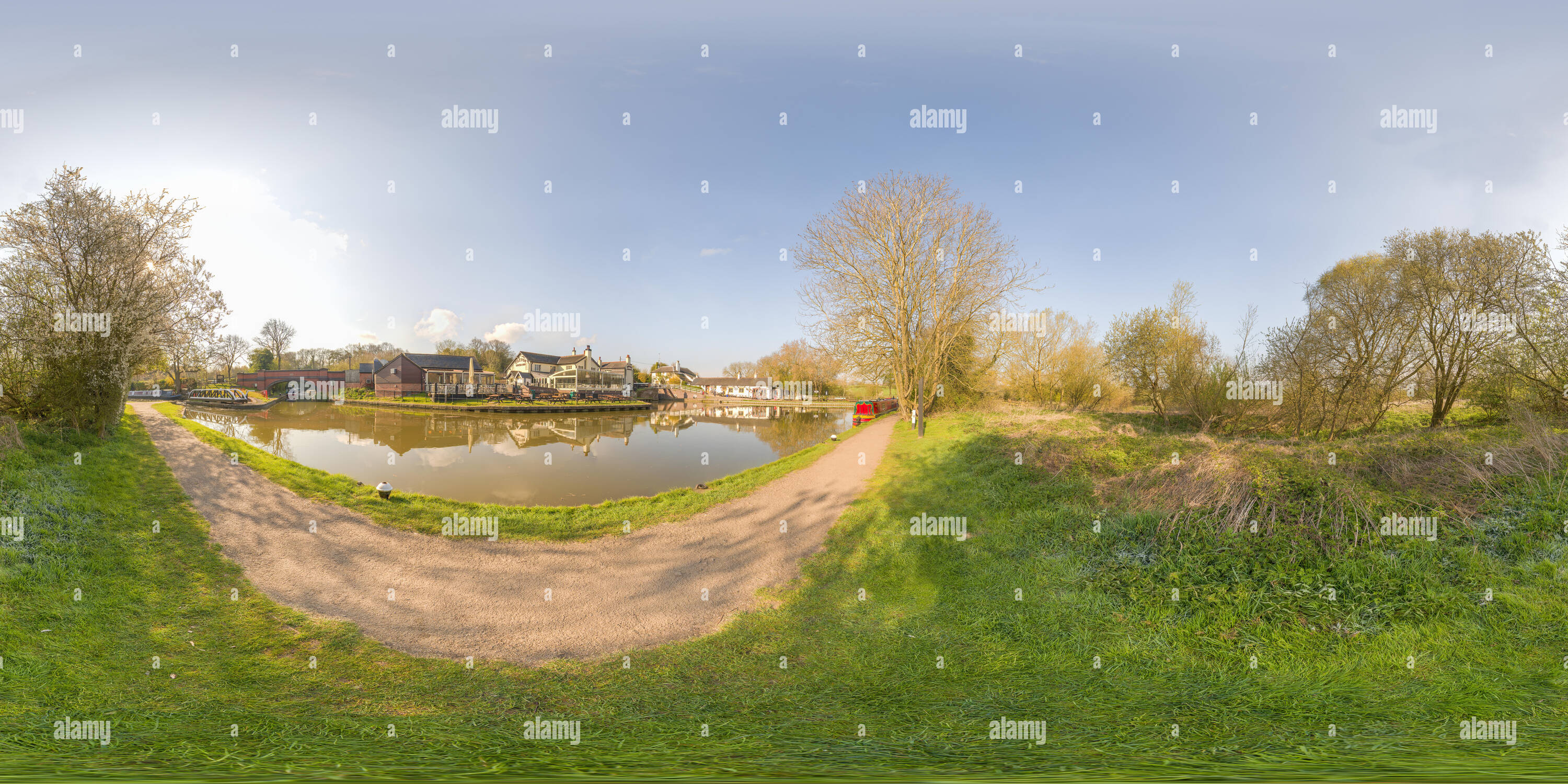 Visualizzazione panoramica a 360 gradi di Canal lunghe barche in stile Vittoriano costruito sistema idroviario a Foxton Locks, Inghilterra, su una soleggiata giornata di primavera.