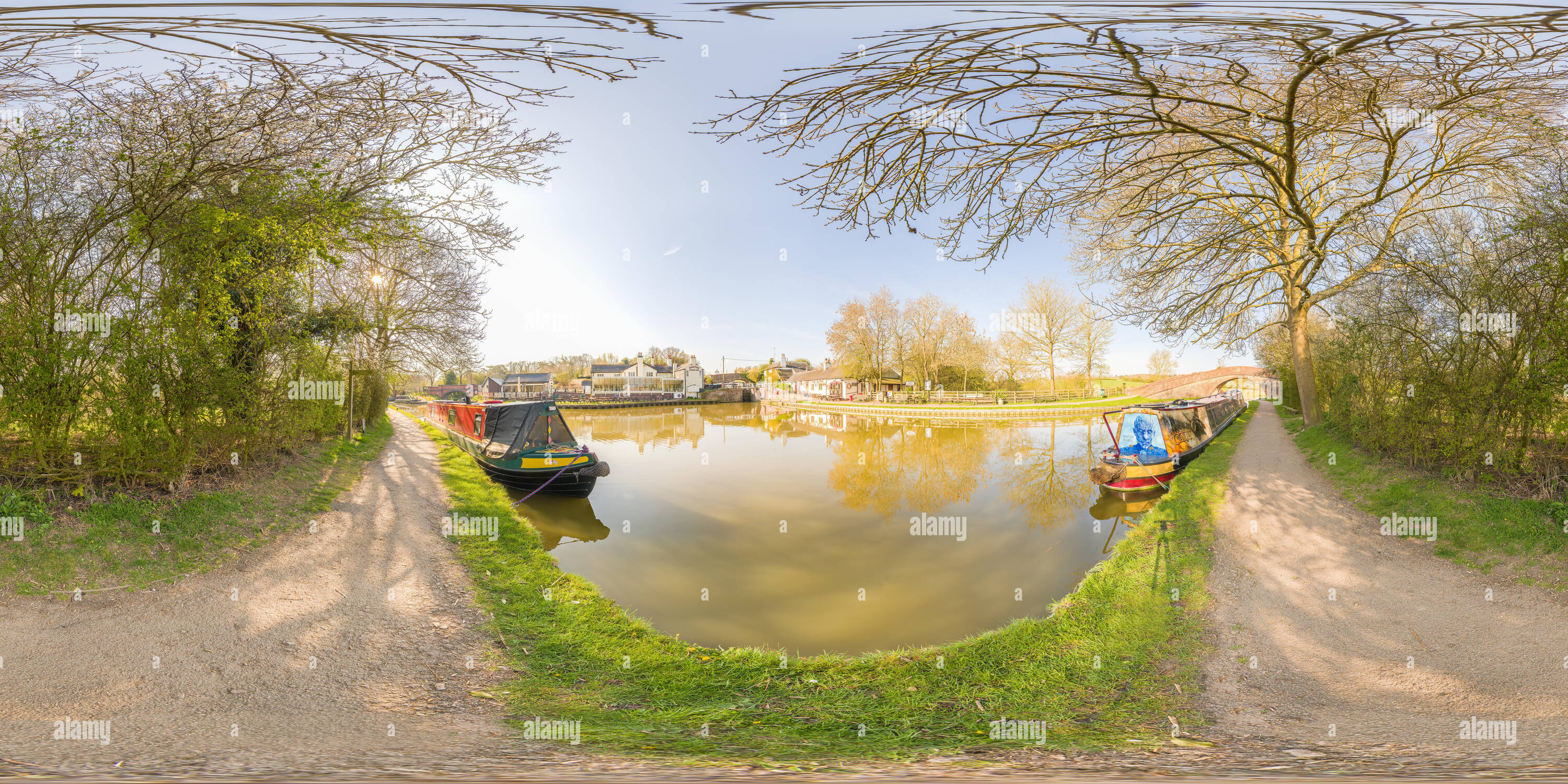 Visualizzazione panoramica a 360 gradi di Canal lunghe barche in stile Vittoriano costruito sistema idroviario a Foxton Locks, Inghilterra, su una soleggiata giornata di primavera.