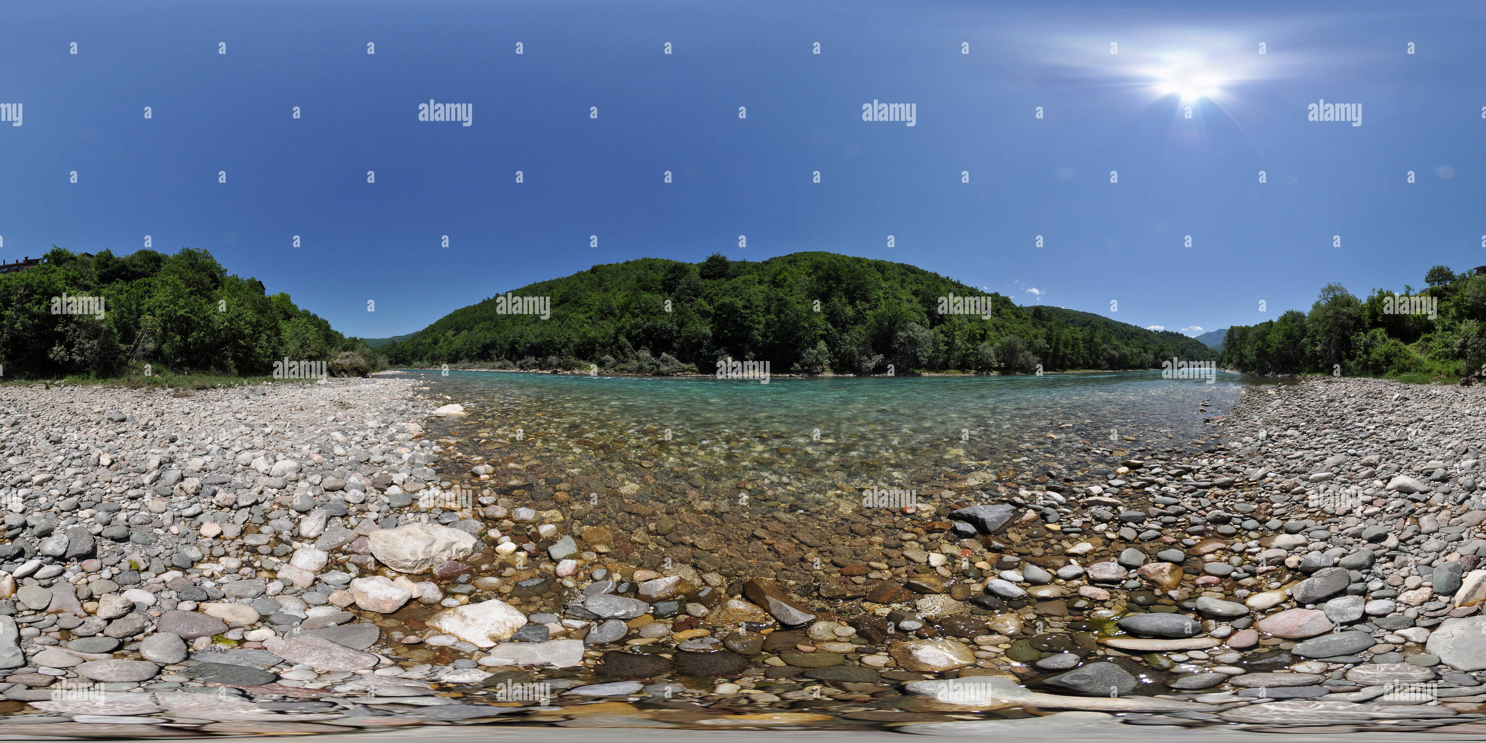 Visualizzazione panoramica a 360 gradi di Fiume Drina nei pressi di foca