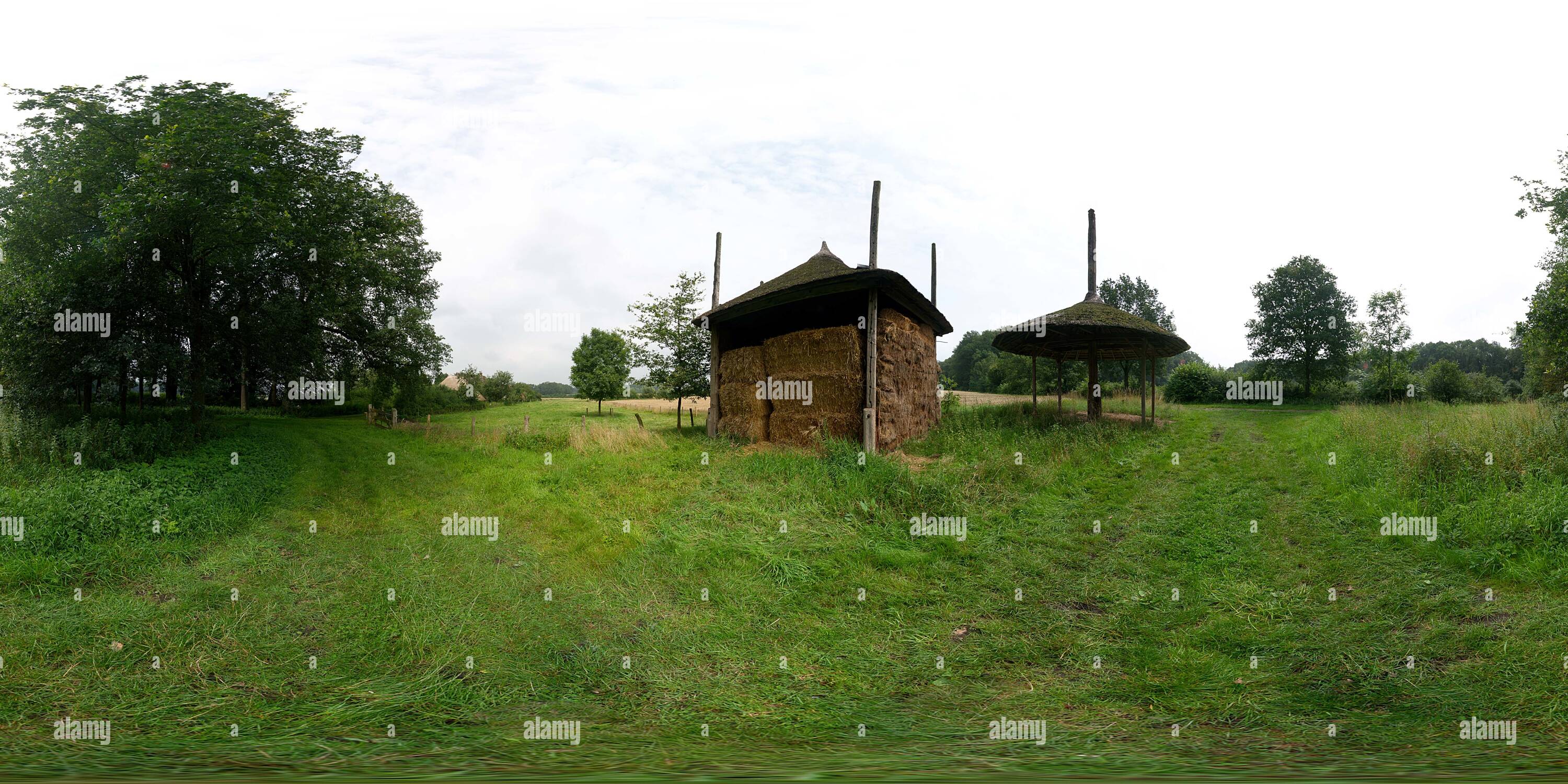 Visualizzazione panoramica a 360 gradi di Haystacks nella provincia Achterhoek, Gelderland