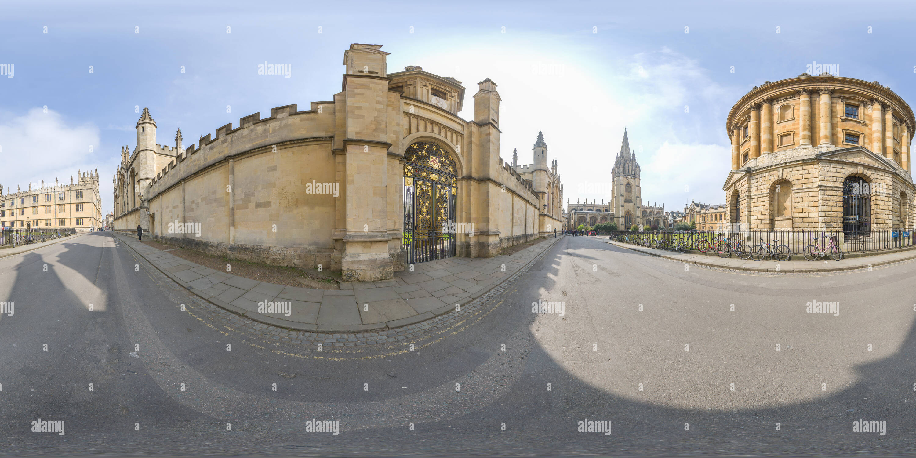 Visualizzazione panoramica a 360 gradi di All Souls College, opposta la Radcliffe Camera, parte della biblioteca Bodleian Library Complex all'università di Oxford, Inghilterra, con Santa Maria Vergine Chiesa.