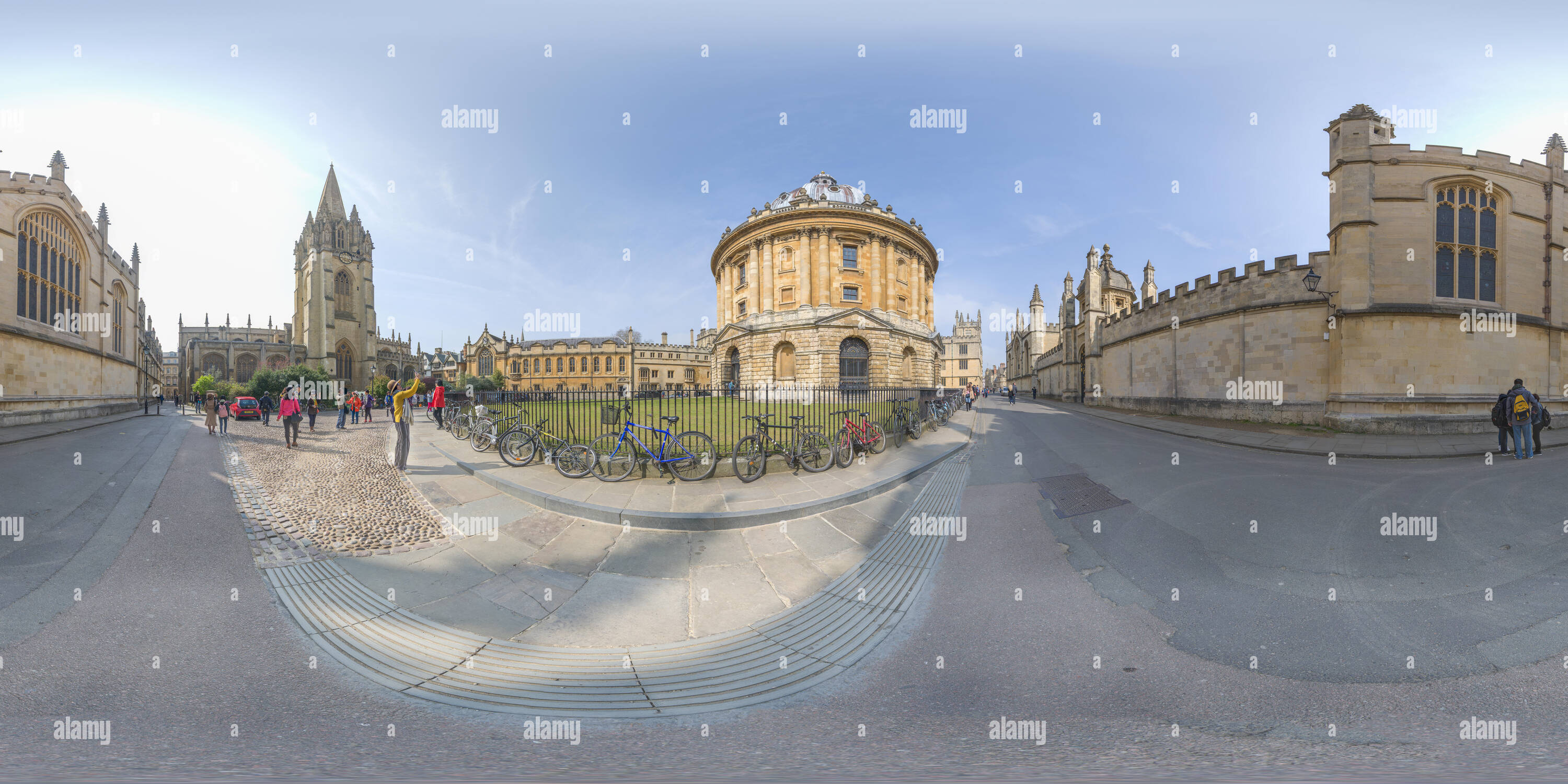 Visualizzazione panoramica a 360 gradi di I turisti cinesi presso la Radcliffe Camera, parte della biblioteca Bodleian Library Complex all'università di Oxford, Inghilterra.